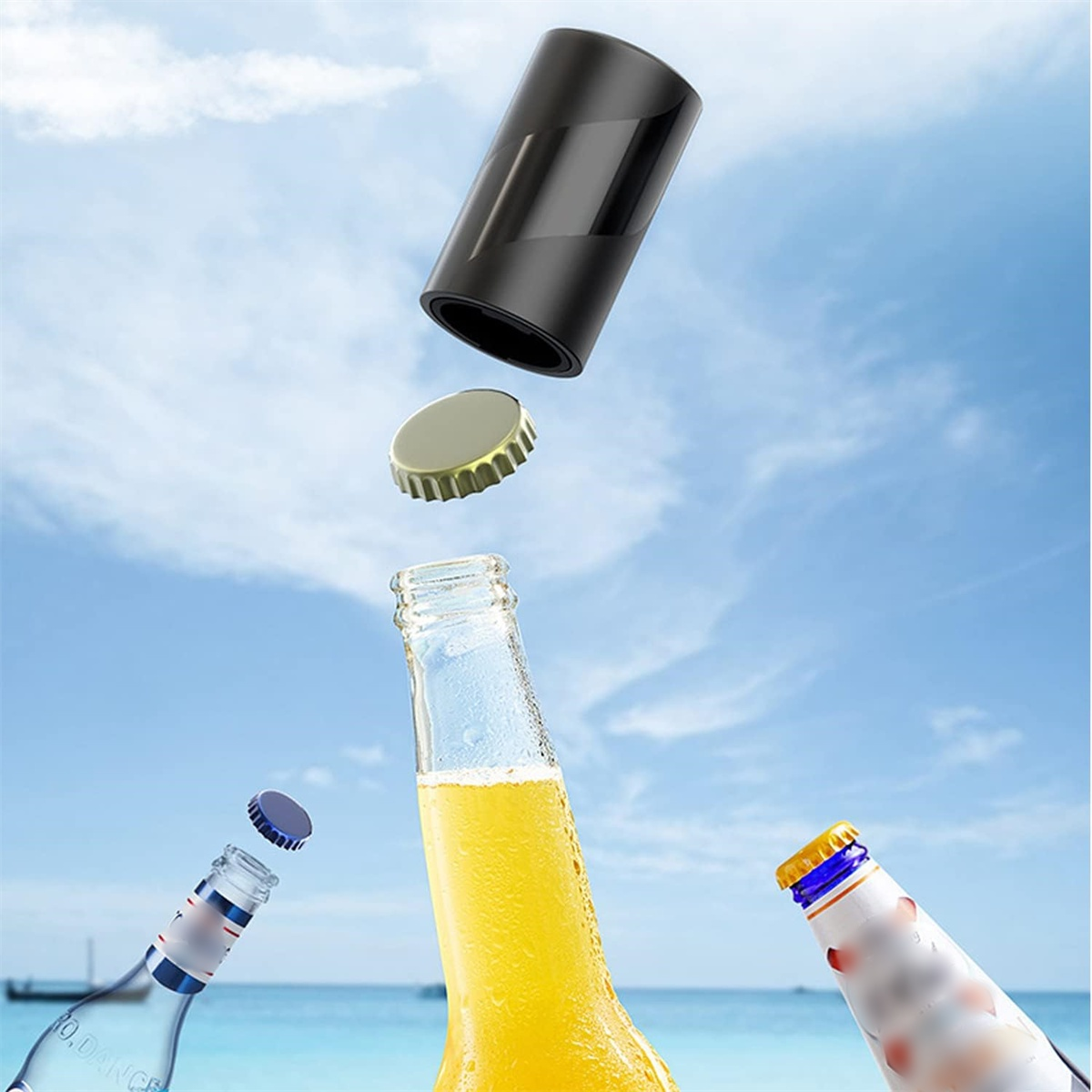 Flaschenöffner öffnet Bierflaschen, mit Bierflaschen im Himmel. Blauer Himmel und eine Strandszene im Hintergrund.