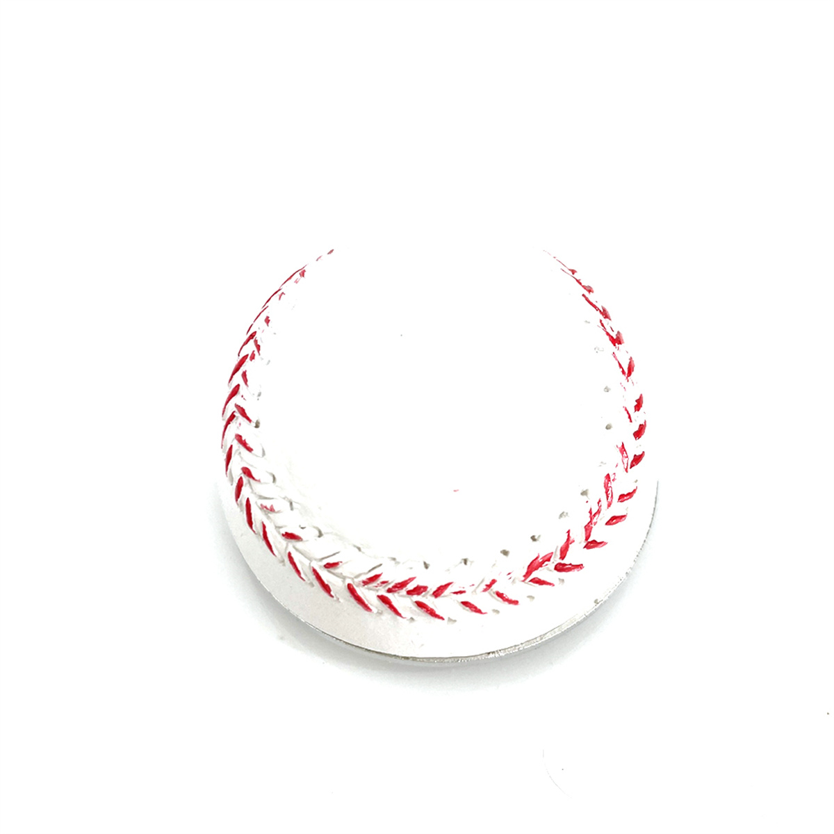 Ein Baseball mit roter Naht auf weißem Hintergrund. Die Nähte sind sichtbar und gut definiert.