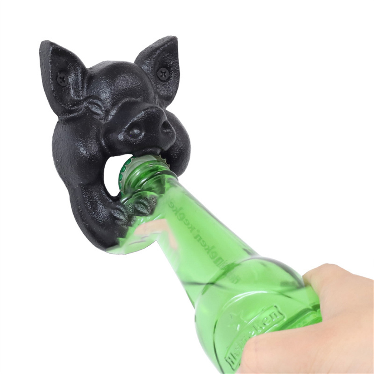 Ein schweinähnlicher Flaschenöffner, der eine grüne Bierflasche öffnet. Weißer Hintergrund.