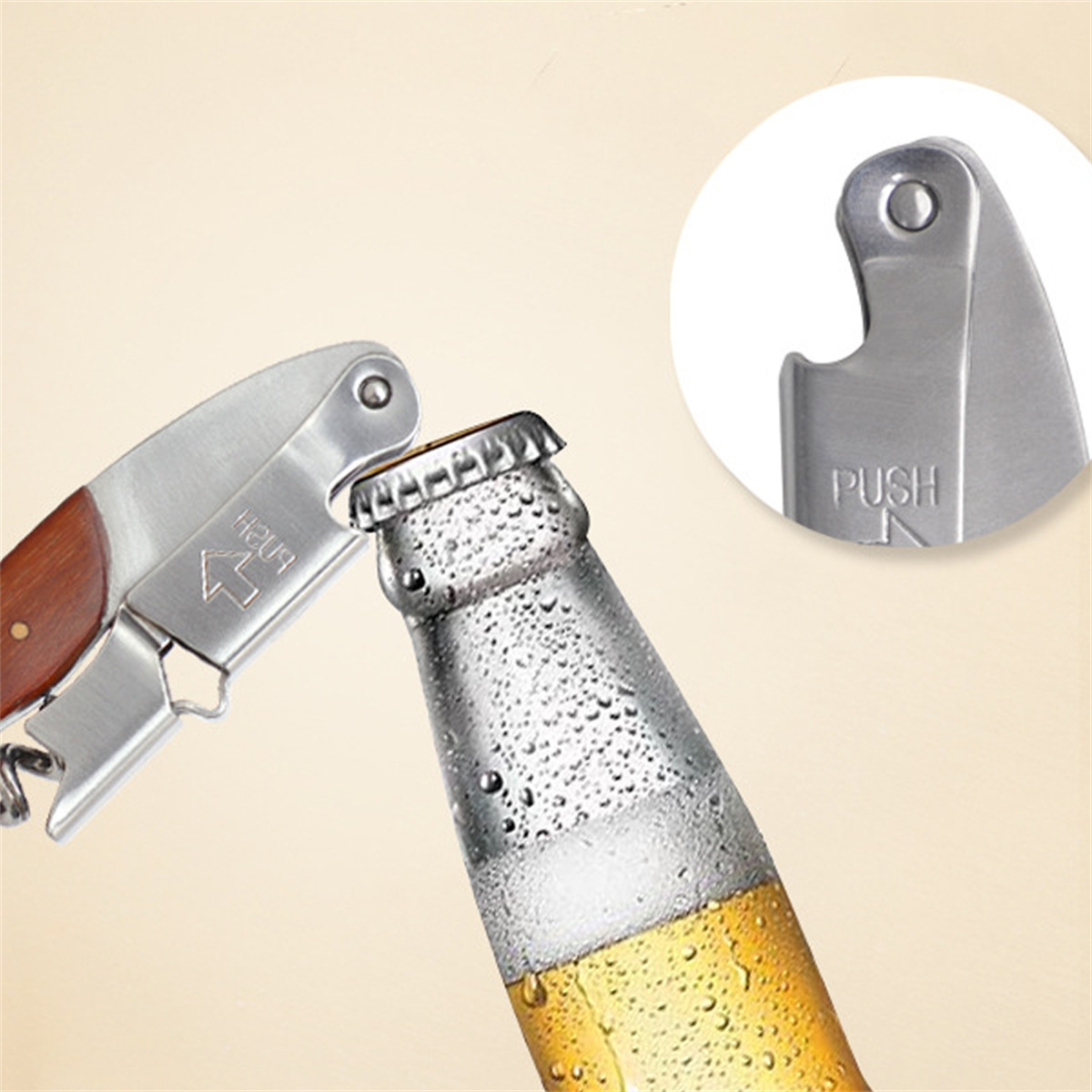 Ein Flaschenöffner öffnet eine Bierflasche. Eine Detailaufnahme des Öffners ist ebenfalls zu sehen.