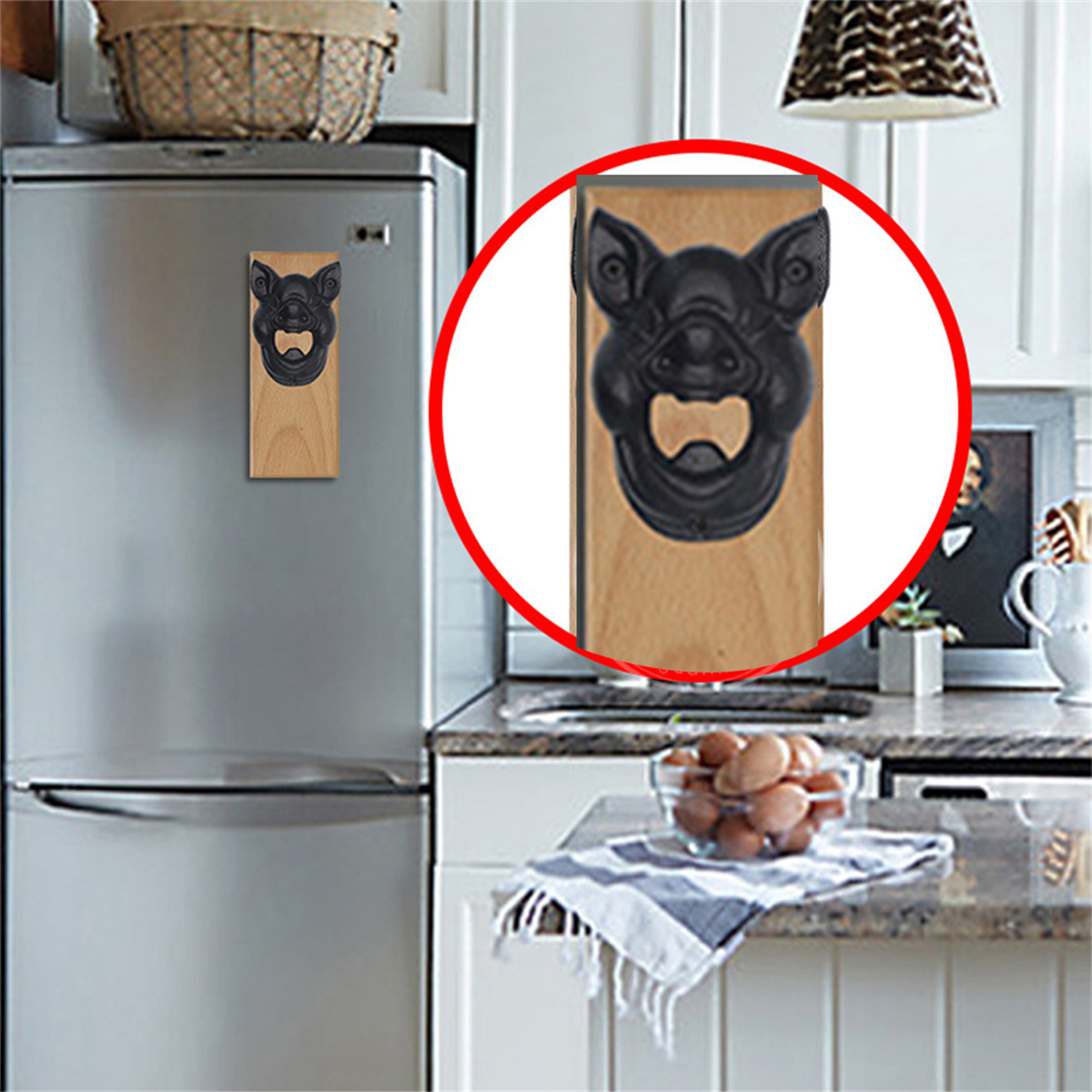 Schwein-Flaschenöffner an einer hellen Holzplatte, an einem Kühlschrank angebracht.