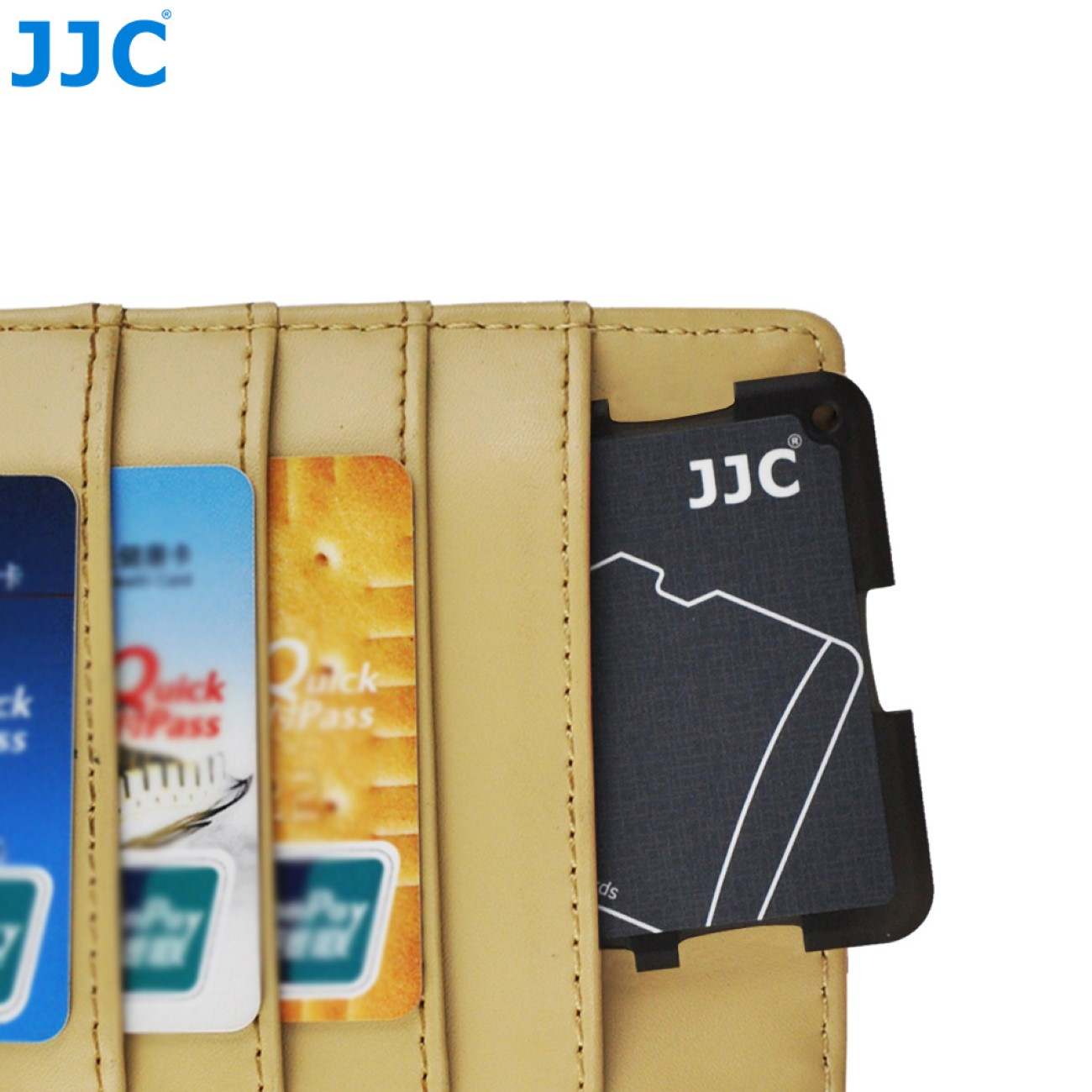 Ein Portemonnaie mit Karten, eine davon mit der Aufschrift 'JJC' in einem Kartenfach.