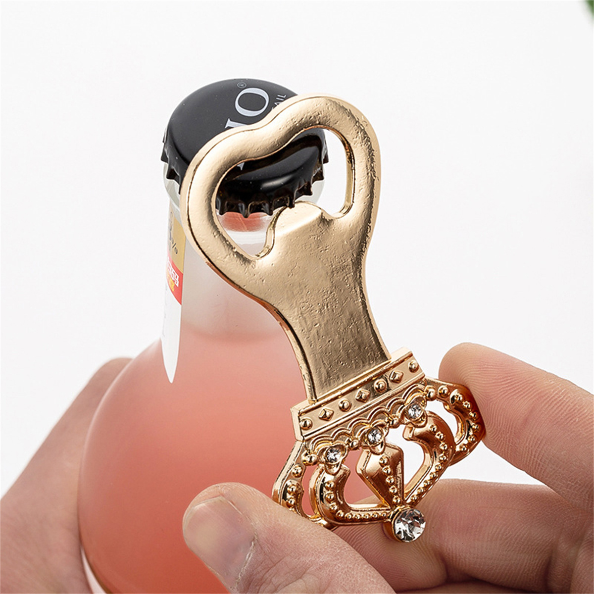 Goldener Kronen-Flaschenöffner, der eine rosa Flasche öffnet.