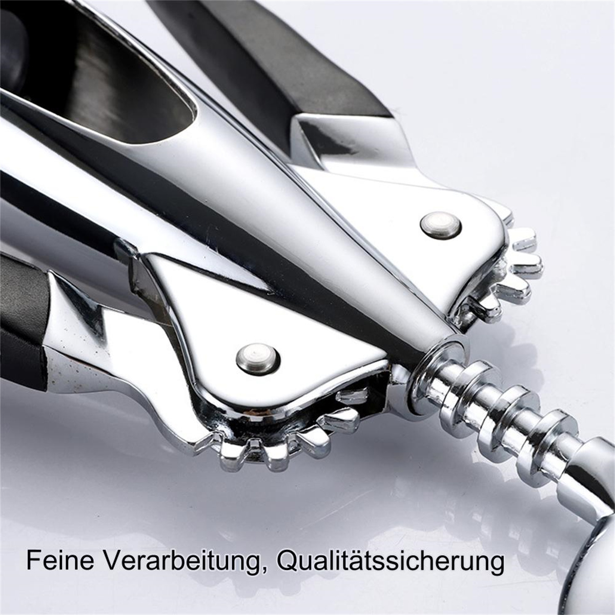 Ein verchromter Weinöffner. Das Bild zeigt die Zahnräder des Öffners. Weißer Hintergrund.