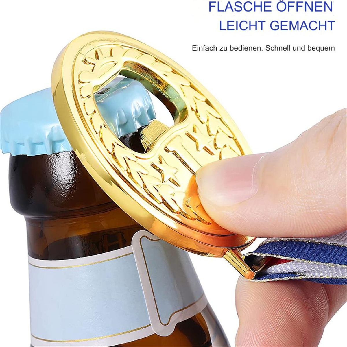 Ein goldener Flaschenöffner öffnet eine Bierflasche, Nahaufnahme.