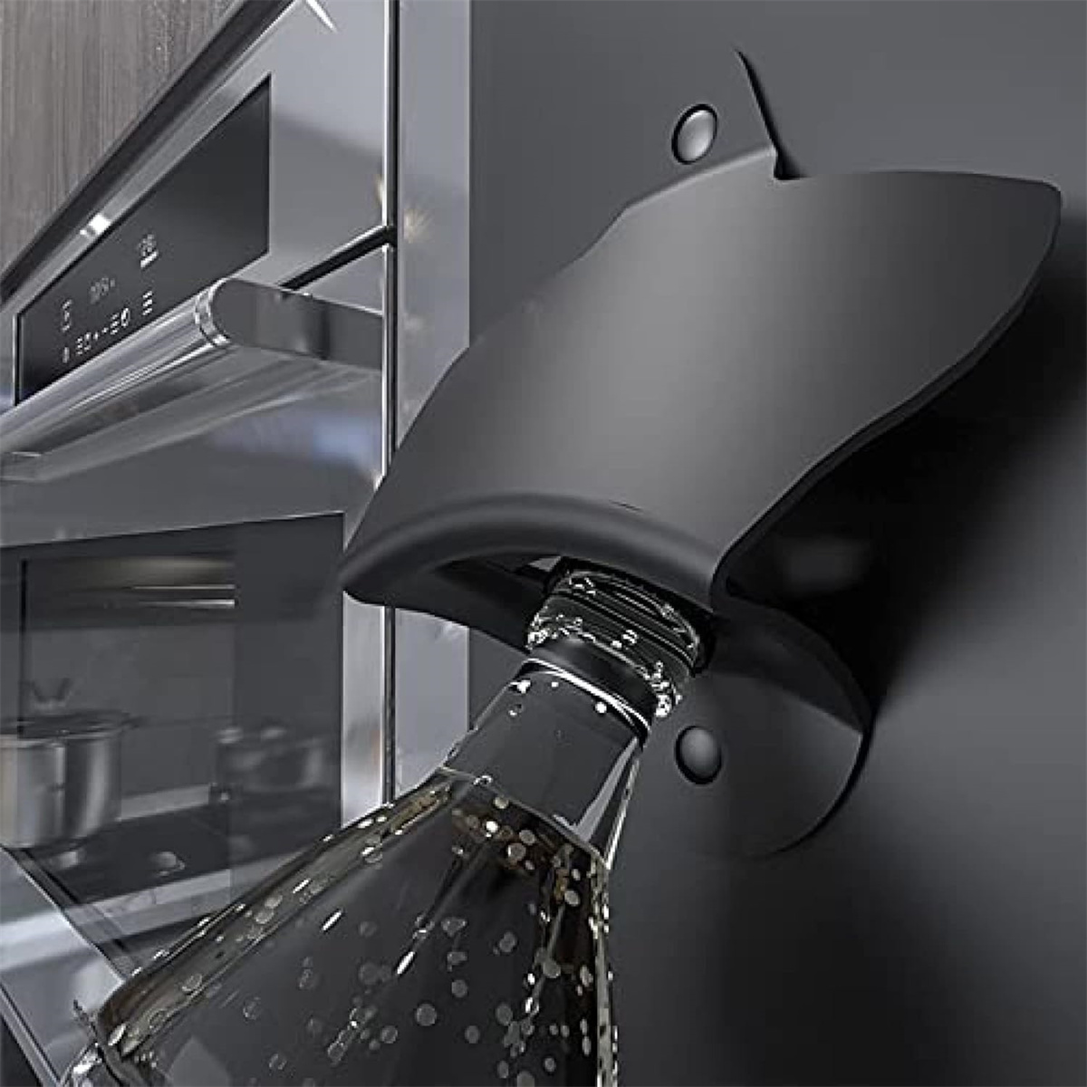 Ein schwarzer Flaschenöffner, der an einer schwarzen Oberfläche befestigt ist und eine Glasflasche öffnet.