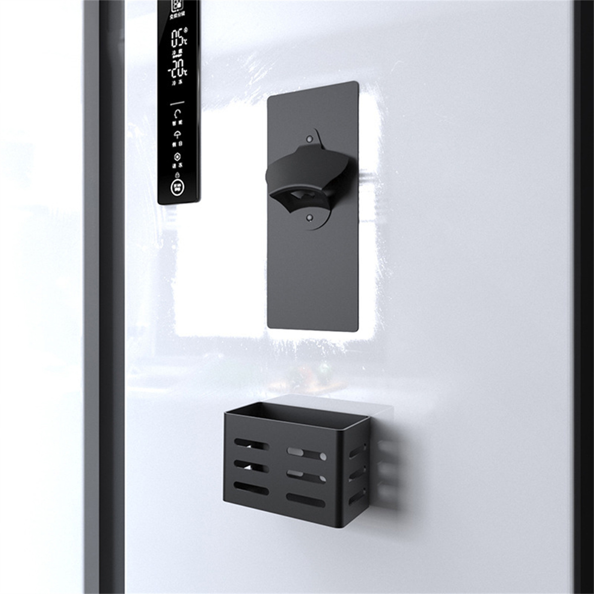 Ein magnetischer Flaschenöffner und eine schwarze Aufbewahrungsbox an einem Kühlschrank.