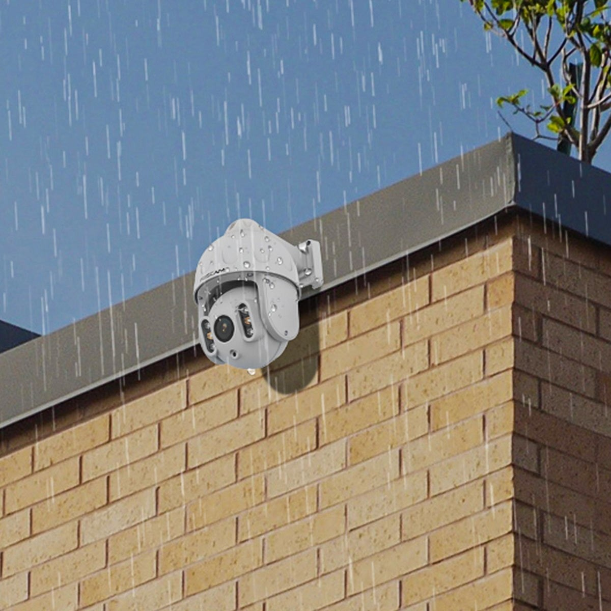Überwachungskamera an einer Backsteinmauer mit Regen.