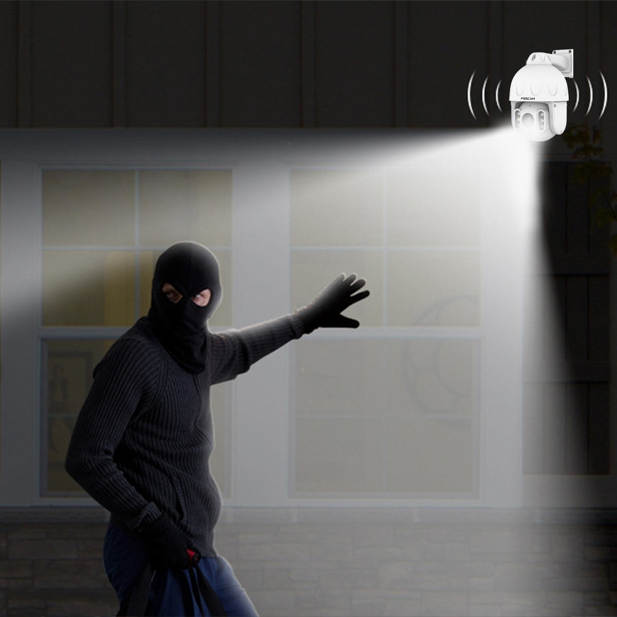 Ein Einbrecher in schwarzer Maske und Outfit wird von einer Sicherheitskamera beleuchtet.