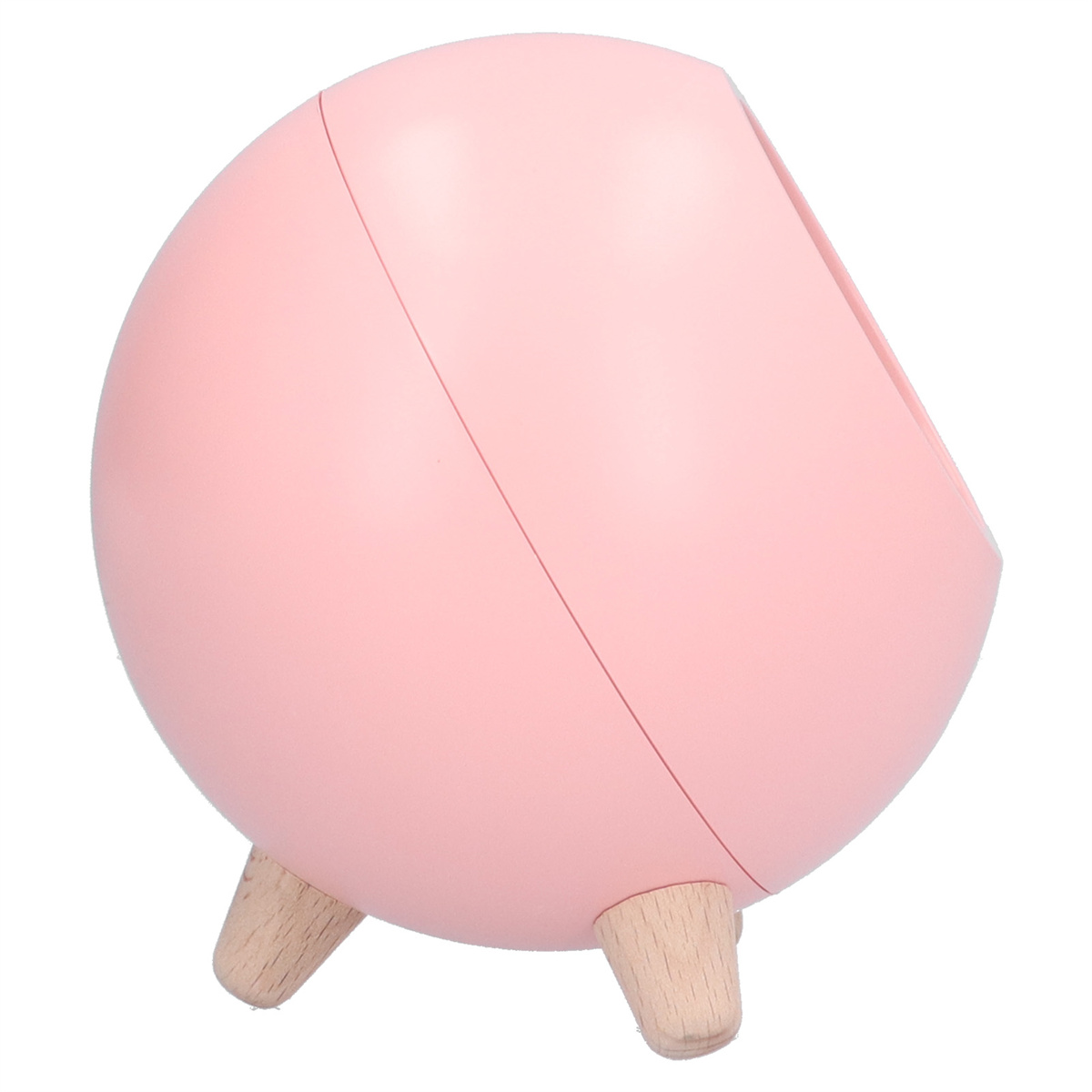 Ein rosa eiförmiger Wecker mit Holzbeinen steht auf einer weißen Oberfläche. Er ist zur Seite geneigt.