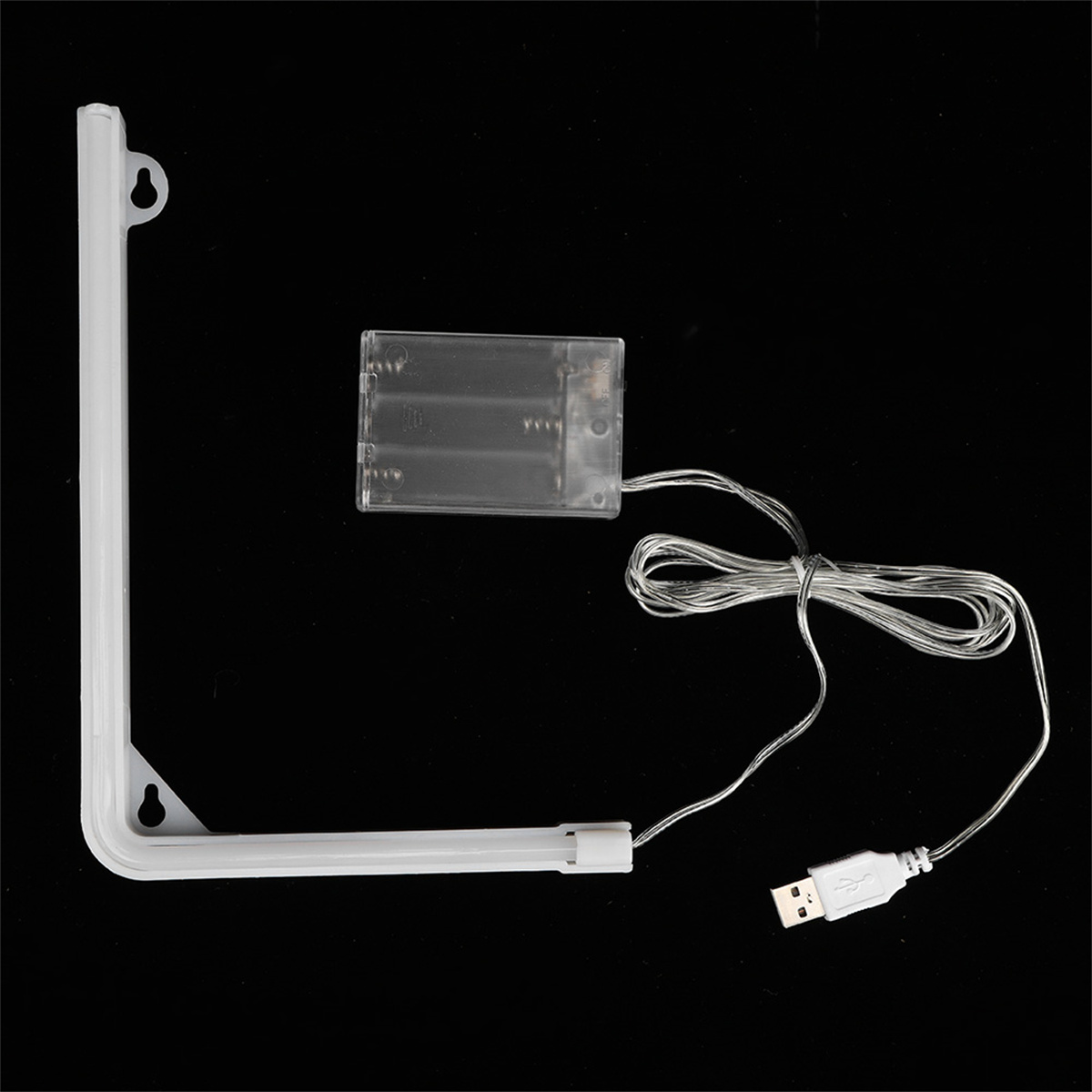 Weißes, L-förmiges LED-Licht mit USB-Kabel und Akkupack vor schwarzem Hintergrund.