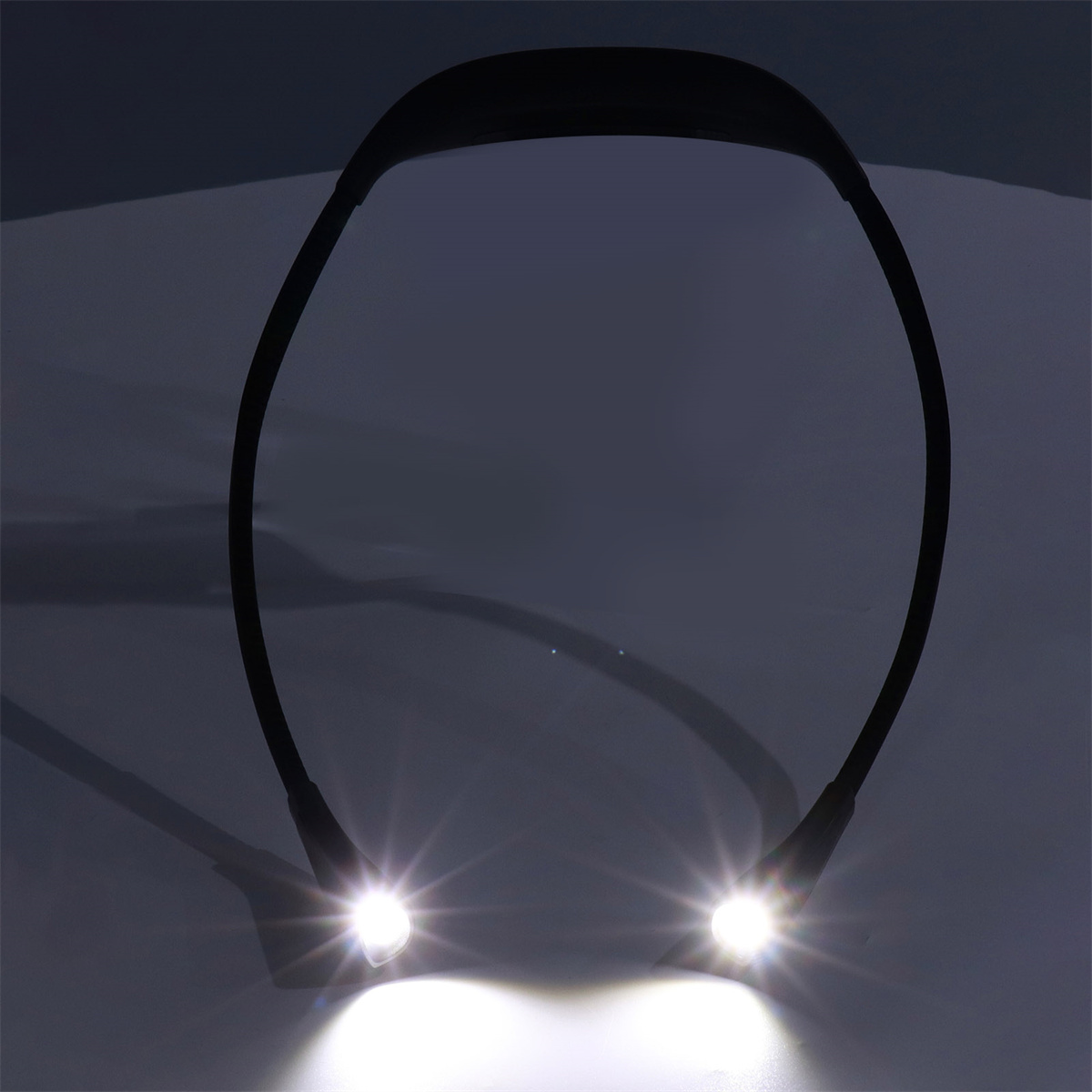 Nackenlicht mit zwei hellen LEDs, die die weiße Oberfläche beleuchten.