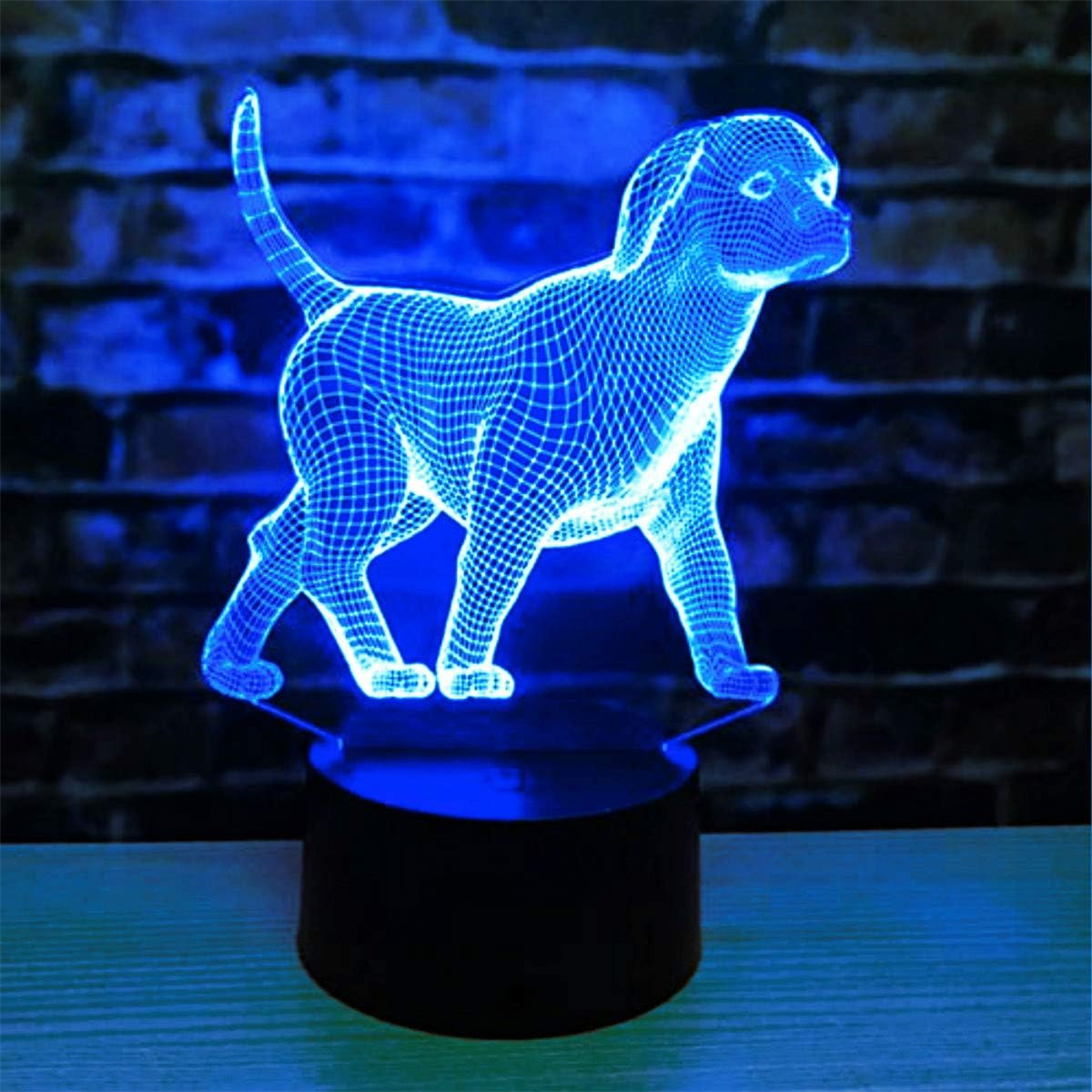Eine blau leuchtende Hundeskulptur. Es besteht aus einem Drahtrahmen-Design mit schwarzem Ständer und Ziegelhintergrund.