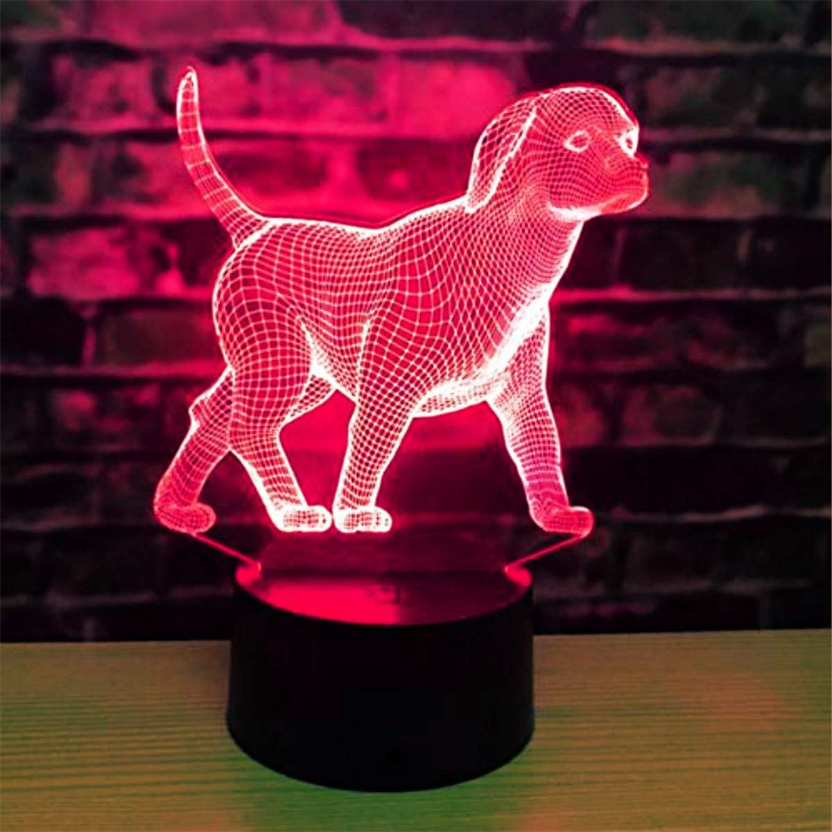 Rote Neon-Hundestatue mit Backstein-Hintergrund und schwarzem Sockel.