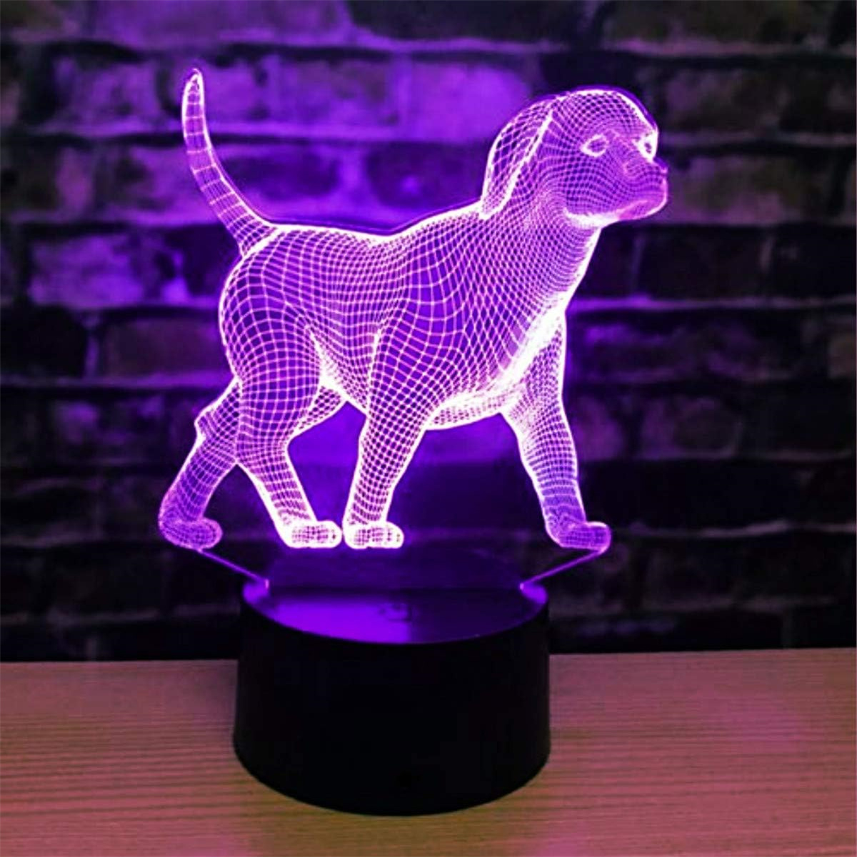 Lila Neon-Hundestatue auf schwarzem Sockel, Ziegelhintergrund.