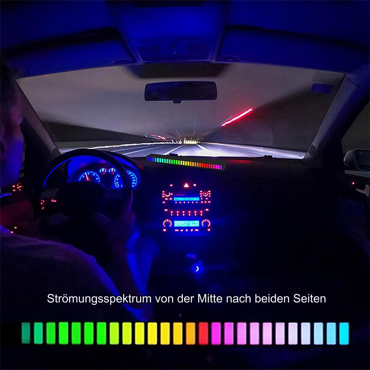 Autointerieur mit Armaturenbrettanzeige, die ein farbenfrohes Spektrum zeigt.