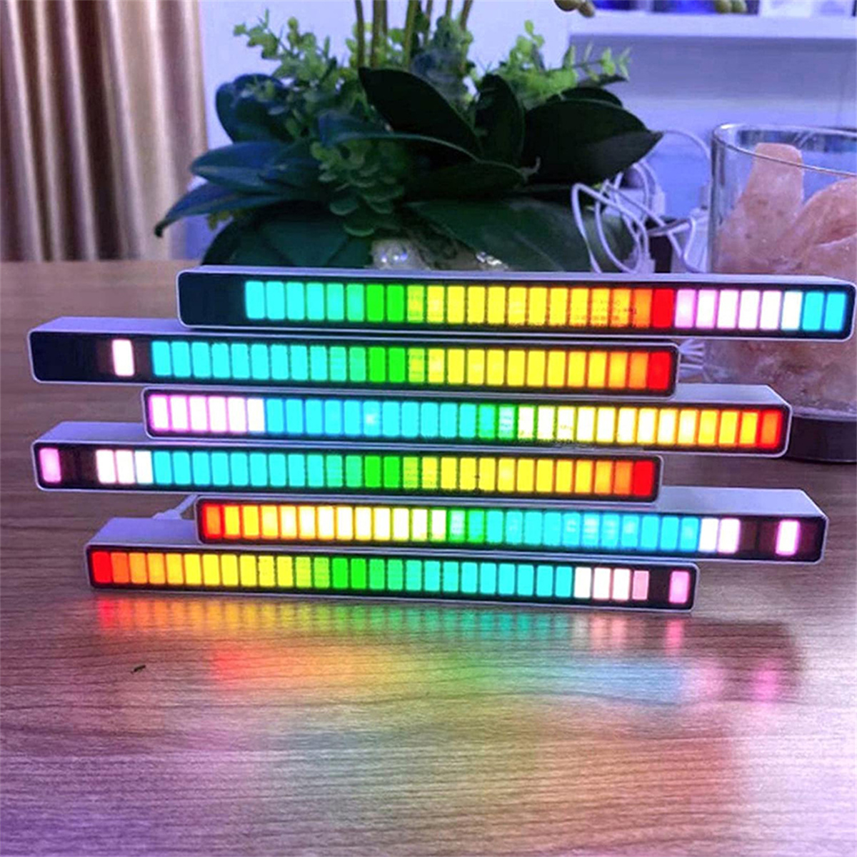 LED-Lichtleisten mit mehreren Farben, gestapelt auf einer Holzoberfläche.