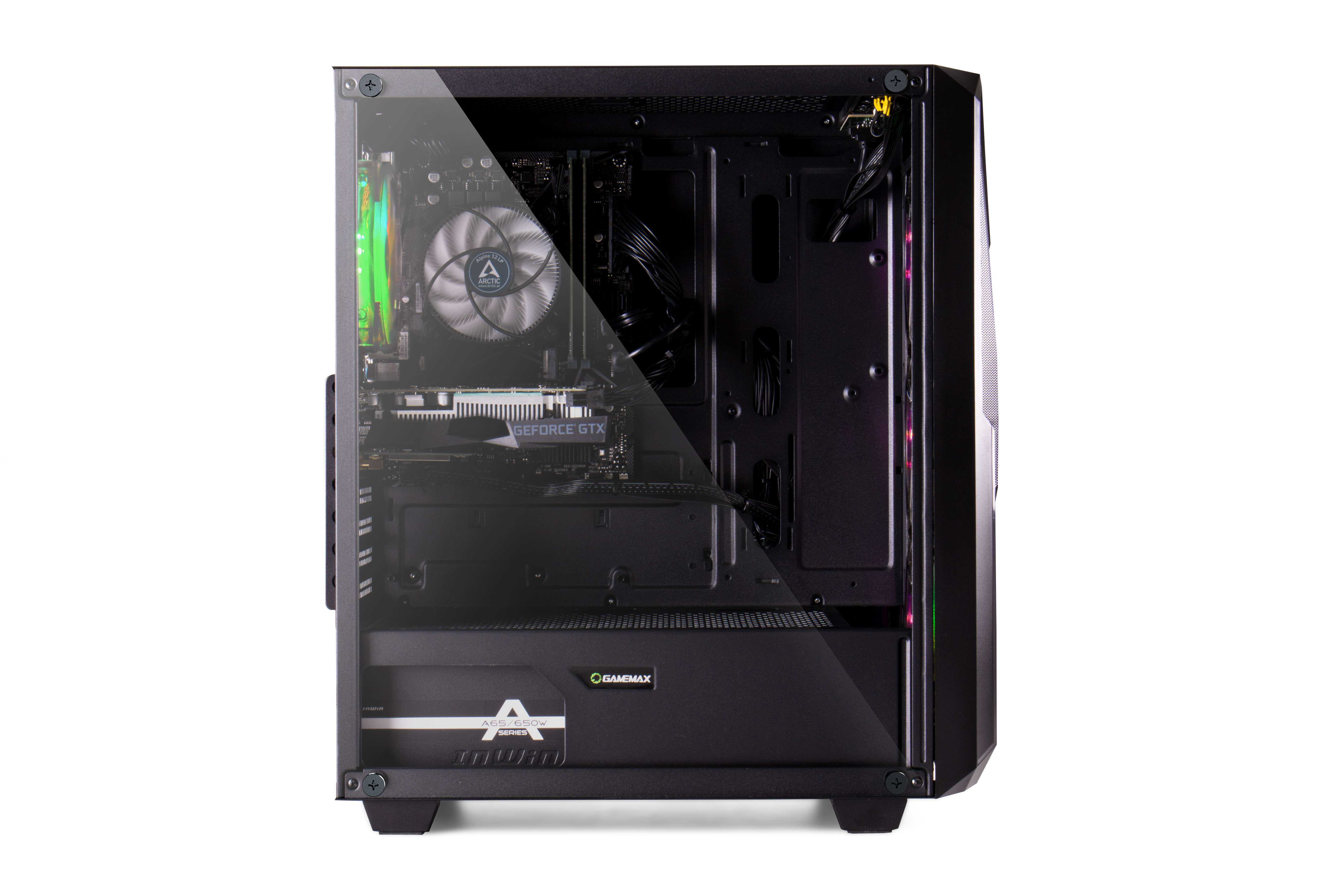 Offenes Computergehäuse. ARCTIC Lüfter, GEFORCE GTX und Komponenten im Inneren. Schwarzes Gehäuse, weißer Hintergrund.