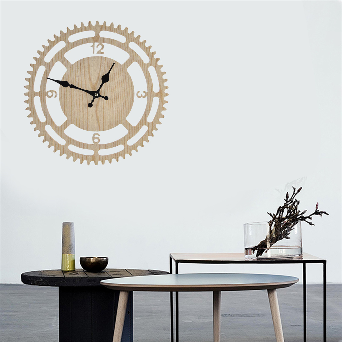 Uhr in Zahnradform aus Holz an einer weißen Wand.