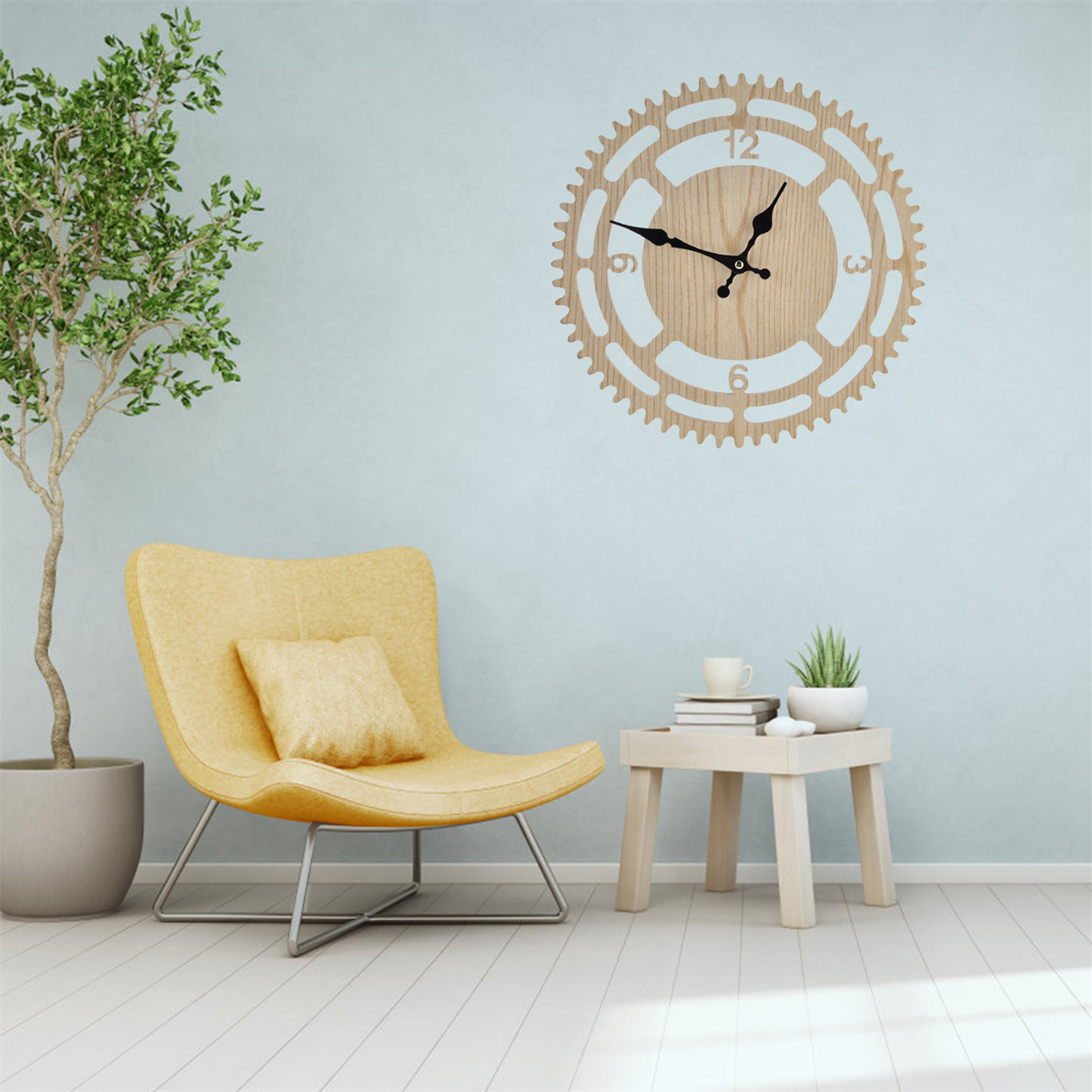 Eine hölzerne Wanduhr mit Zahnrad-Design in einem Wohnzimmer mit hellblauen Wänden.