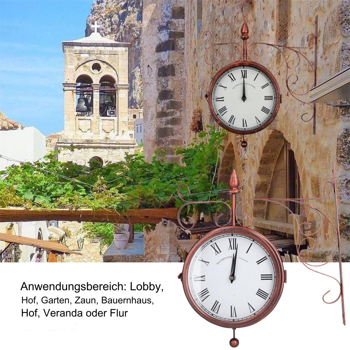 Zwei antike Uhren an einer Wand, zeigen die Zeit, mit Kirche im Hintergrund.