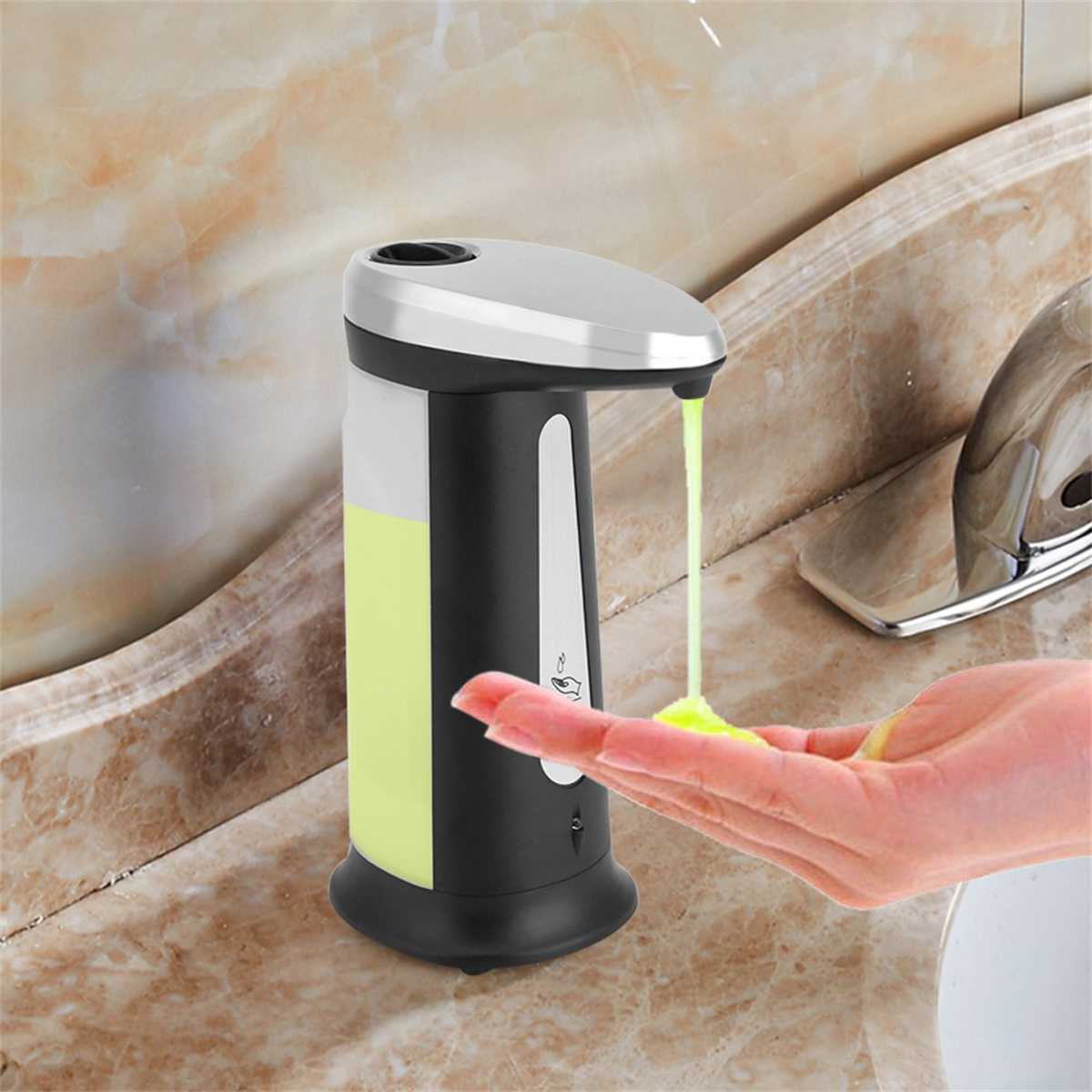 Ein automatischer Seifenspender gibt Seife in die Hand einer Person in der Nähe eines Waschbeckens ab.