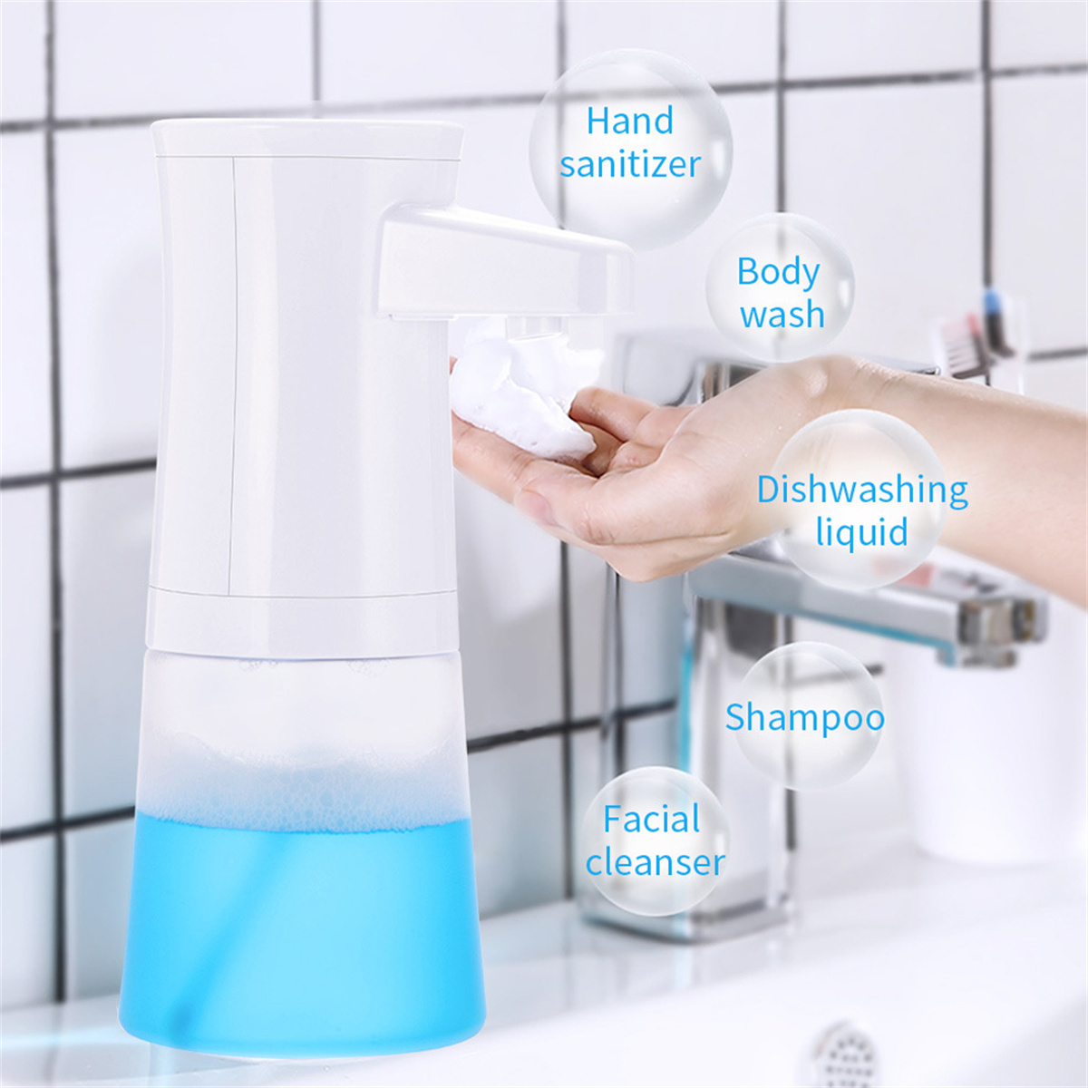 Weißer automatischer Seifenspender, der Seife abgibt, mit Etiketten: Duschgel, Shampoo etc.