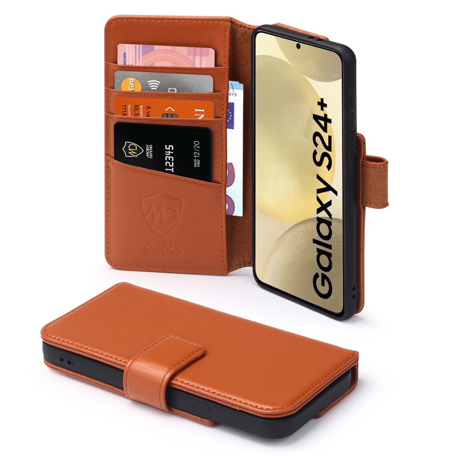 Bruine telefoonhoes met kaarten en geld erin. Telefoon met Galaxy S24+ tekst. Open hoes.