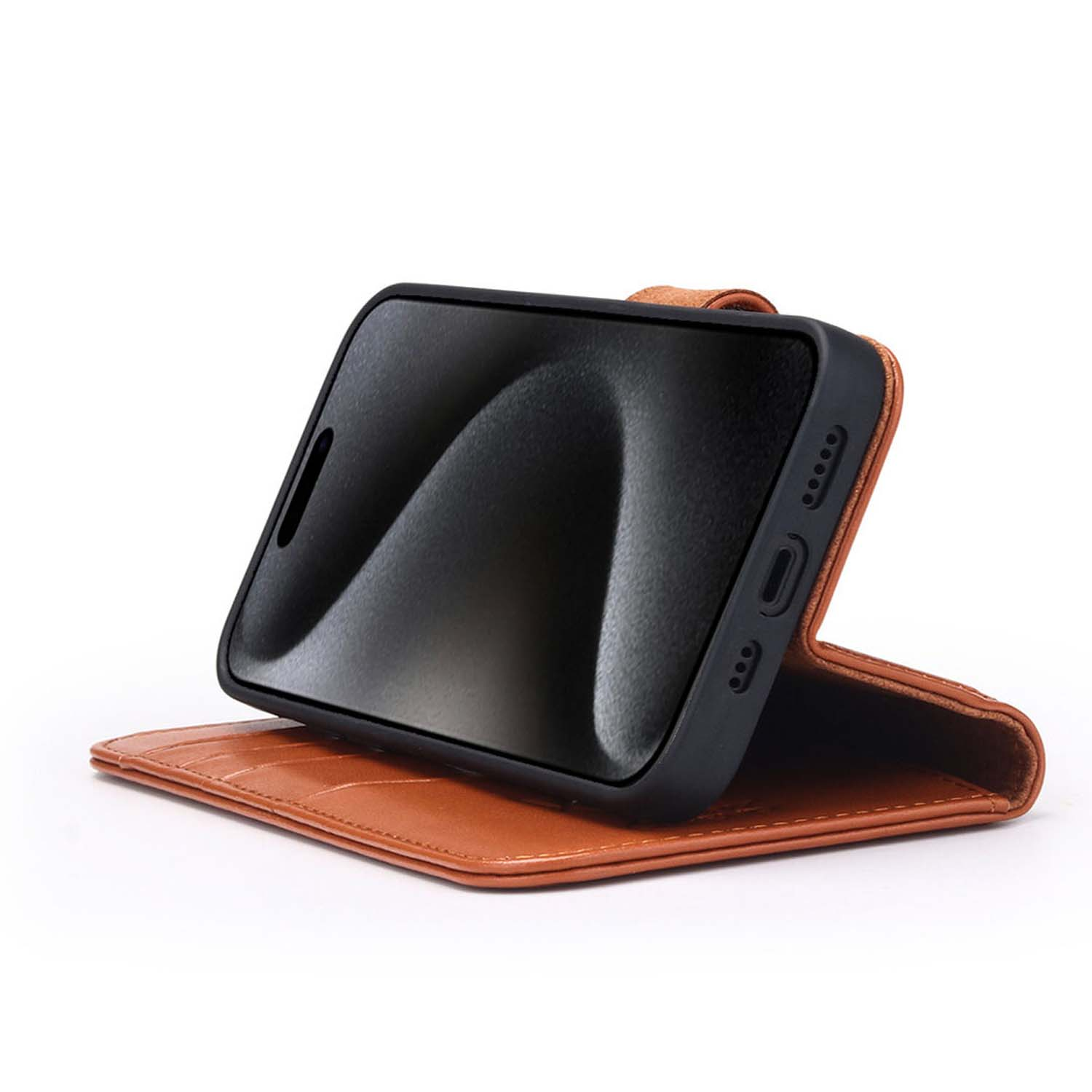 Bruine telefoonhoes met een telefoon erin, onder een hoek weergegeven, op een witte achtergrond.