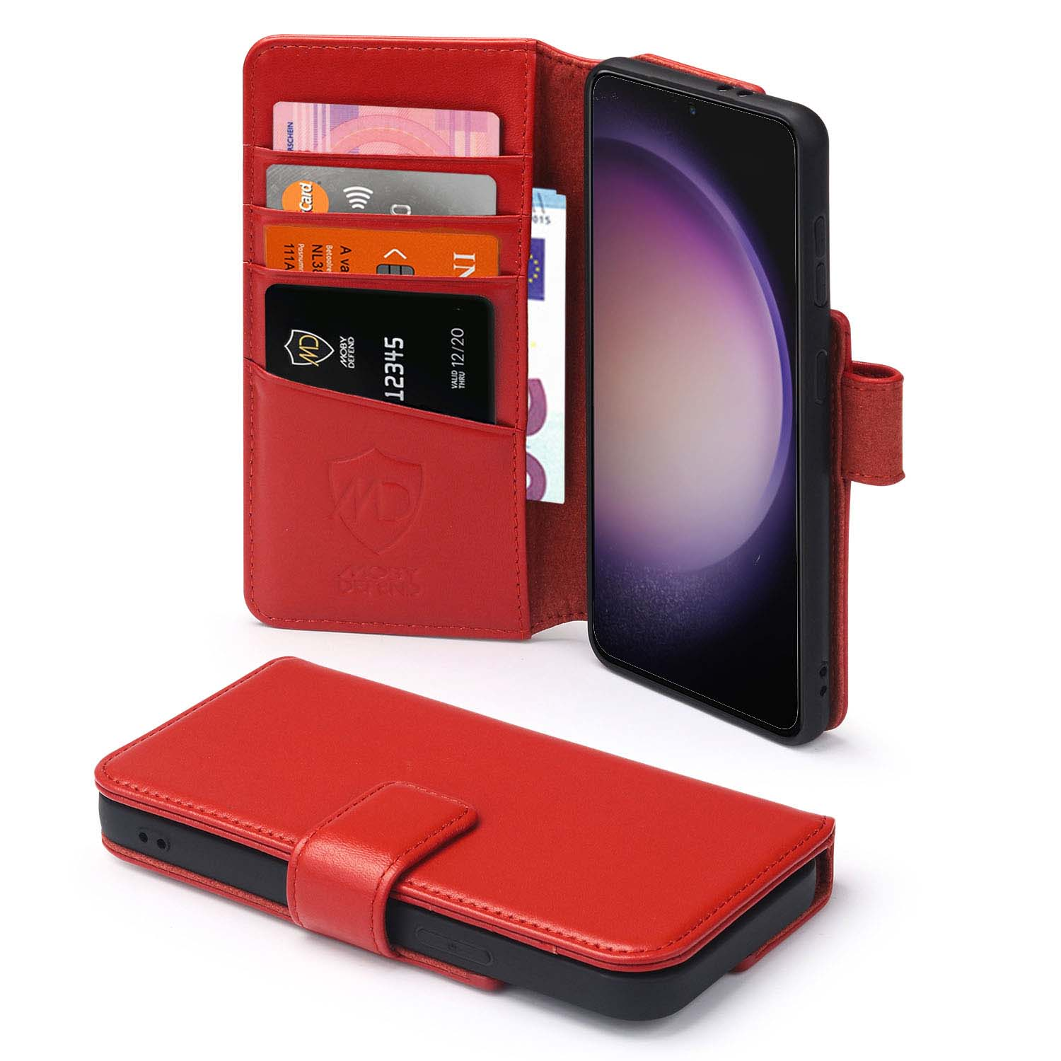 Rode telefoonhoes portemonnee met kaarten en geld, en een zwarte smartphone met een zwarte achtergrond.