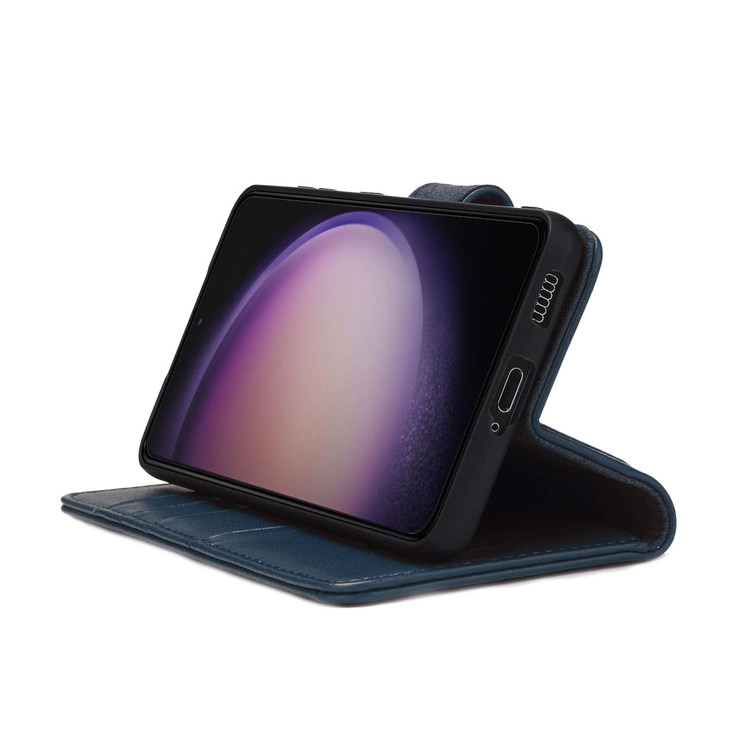 Blauwe telefoonhoes open met een omhooggeklapte telefoon. De hoes is van leer.