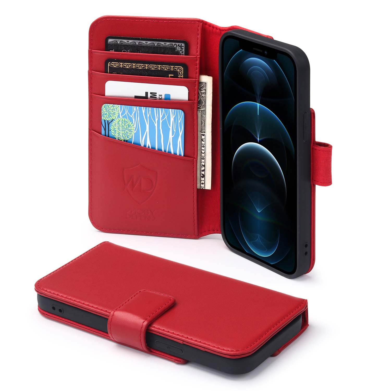 Rode telefoonhoes met een telefoon erin, met kaarten en geld, op een witte achtergrond.