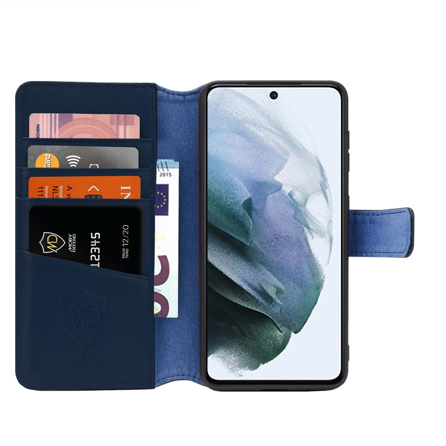 Blauwe telefoonhoes met kaarten en telefoon erin. Witte achtergrond.