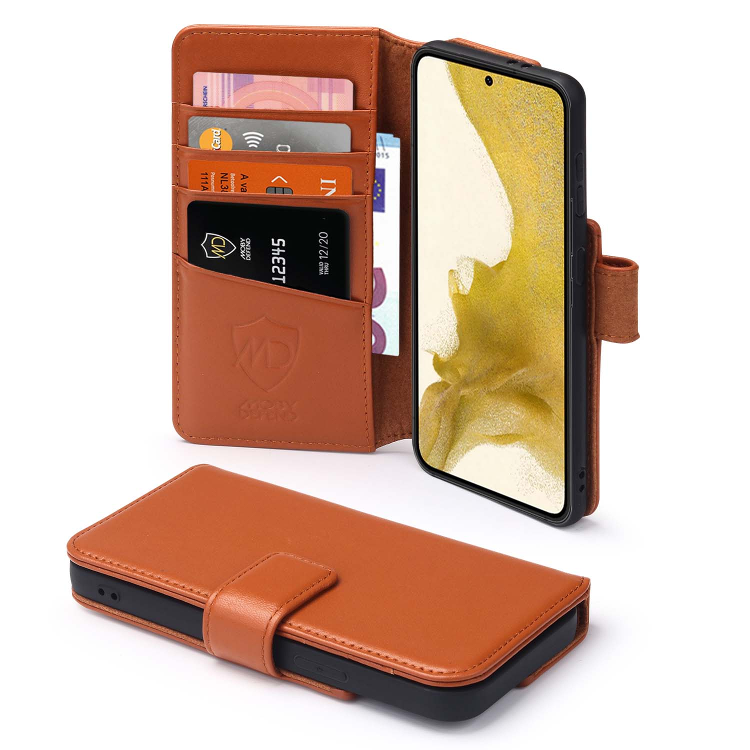 Un étui de téléphone marron ouvert avec des cartes et un téléphone affichant un écran.
