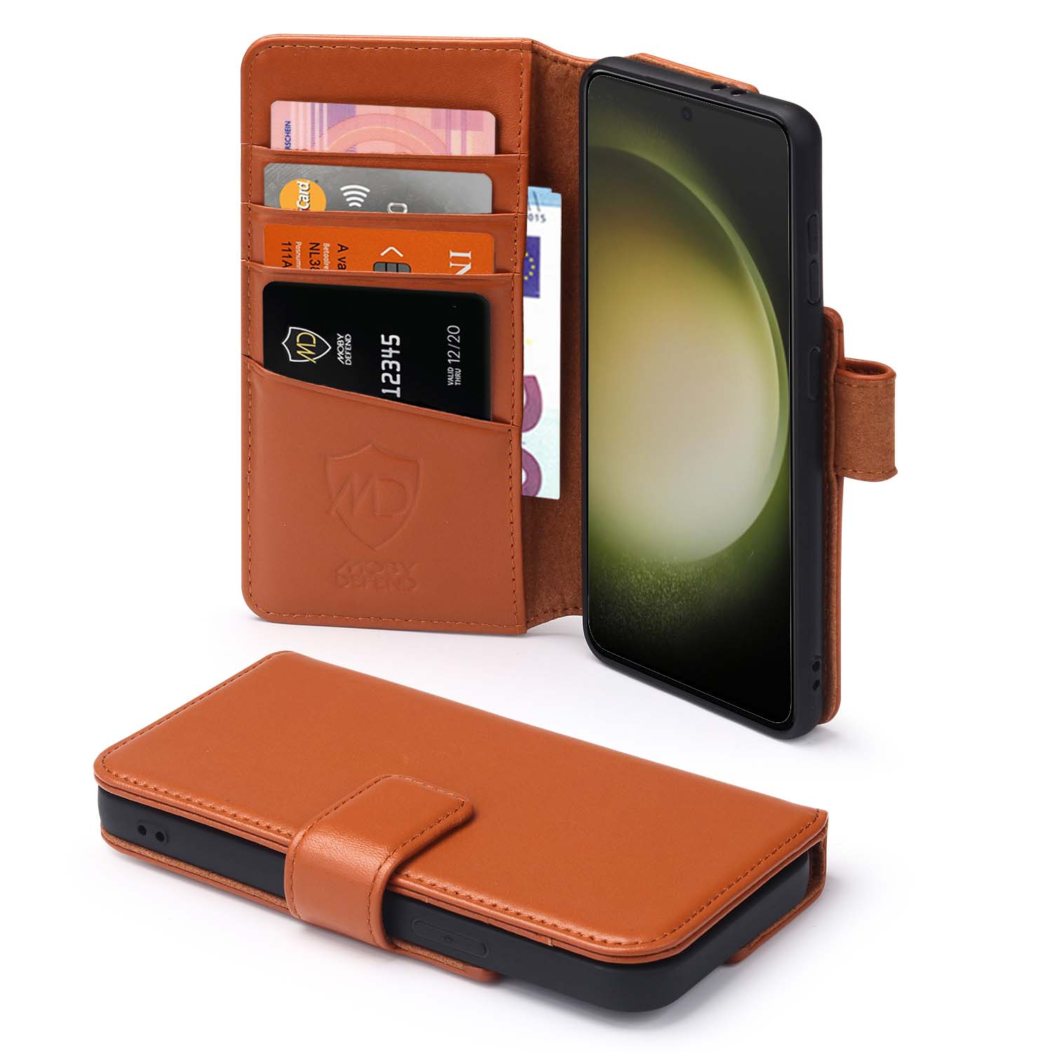 Bruine telefoonhoes portemonnee met kaarten en geld, en een zwarte smartphone met een gele en zwarte achtergrond.