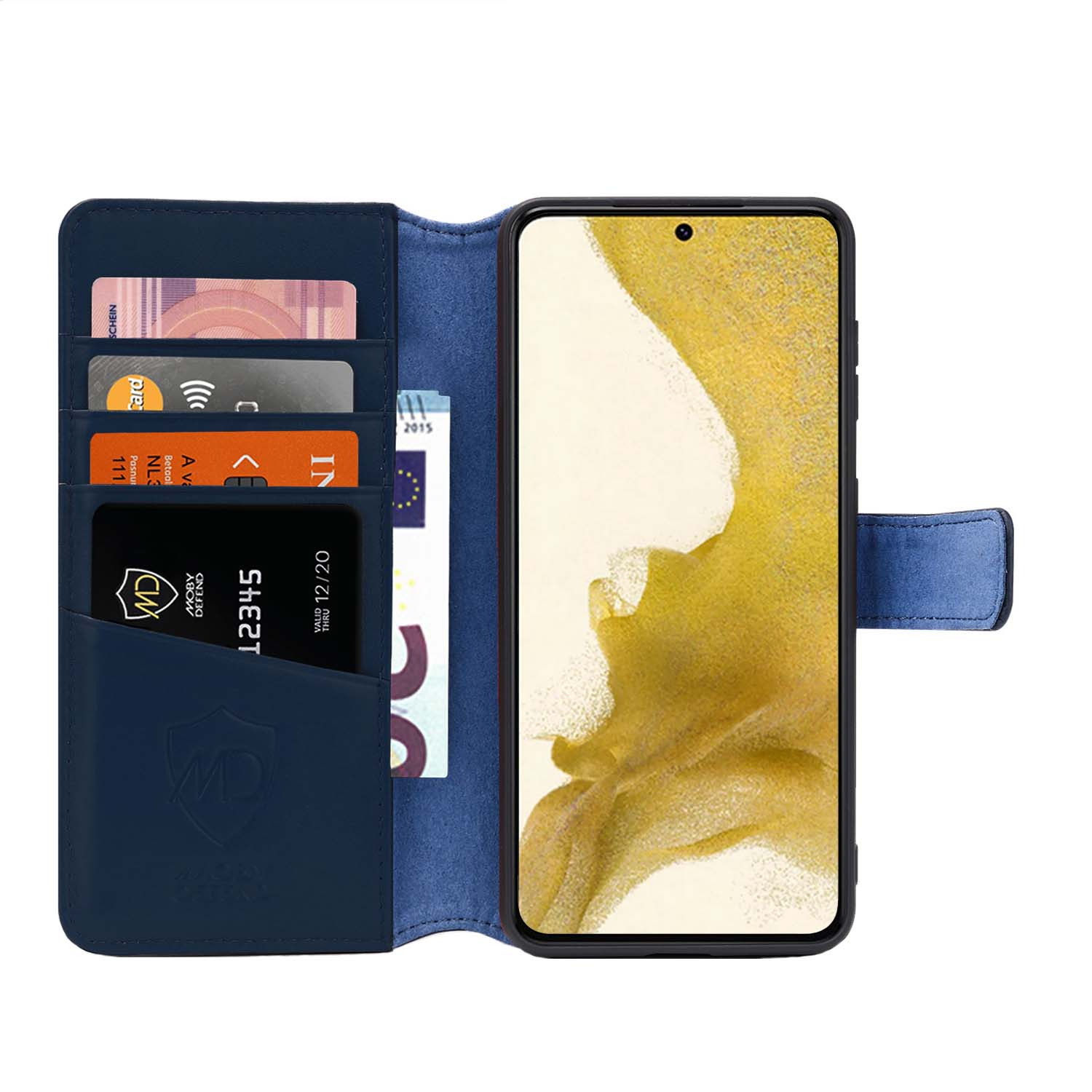 Étui de téléphone bleu avec cartes et téléphone à l'intérieur. Fond blanc.