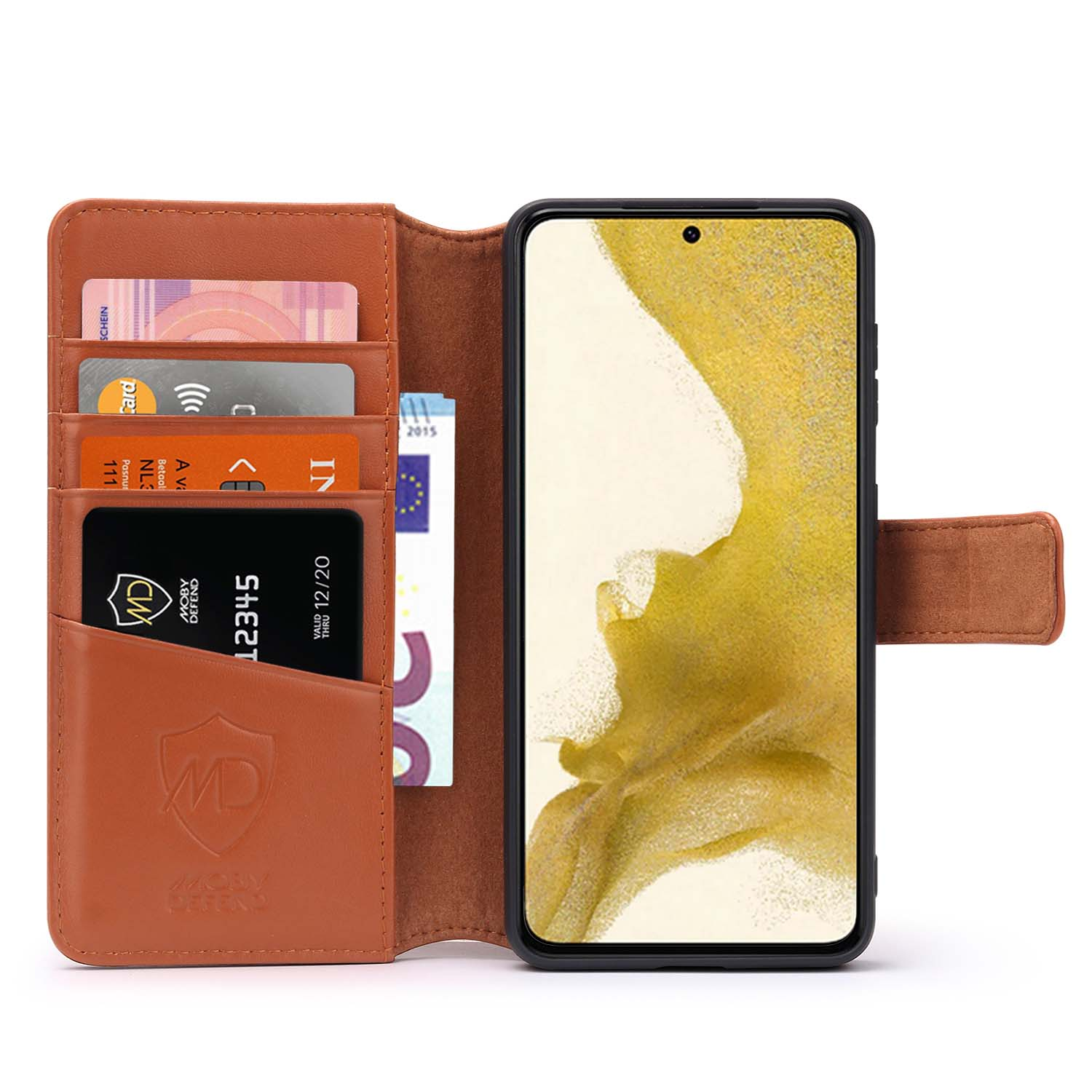 Étui de téléphone marron avec téléphone et cartes. Étui ouvert, montrant cartes et écran.