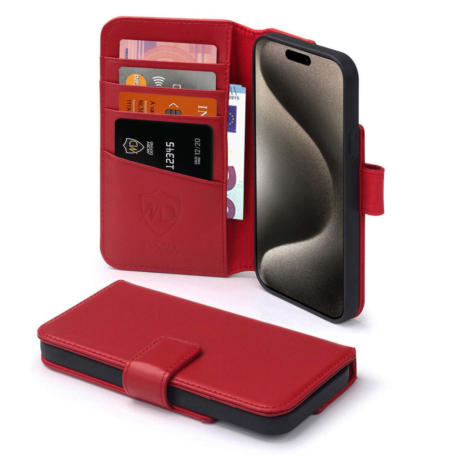 Étui de téléphone rouge avec cartes et téléphone à l'intérieur. Fond blanc.