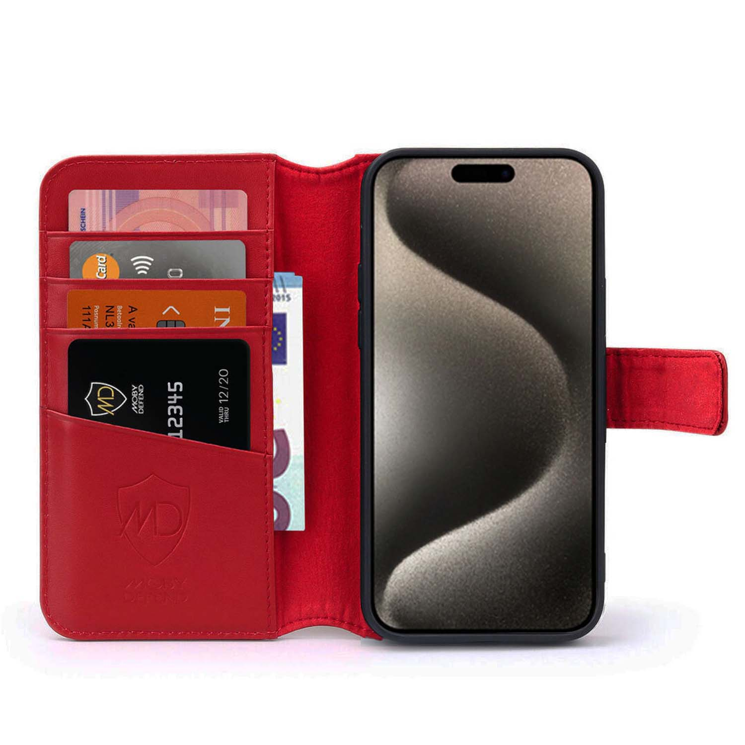 Étui de téléphone rouge avec cartes et téléphone à l'intérieur. Fond blanc.