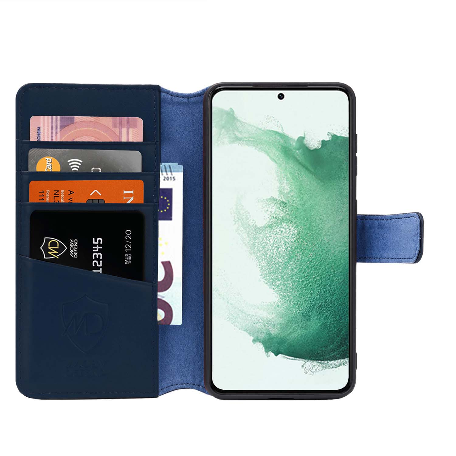 Blauwe telefoonhoes met kaarten en smartphone erin. De hoes is open, met het scherm zichtbaar.