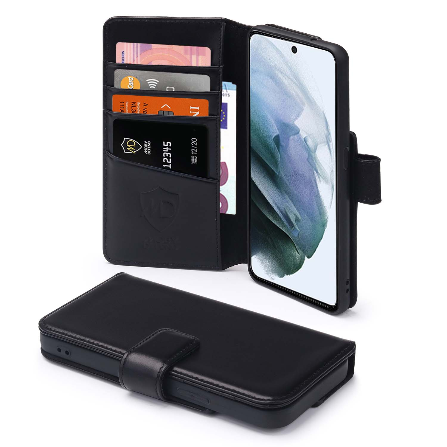Zwarte telefoonhoes met kaarten en telefoon erin. Witte achtergrond.