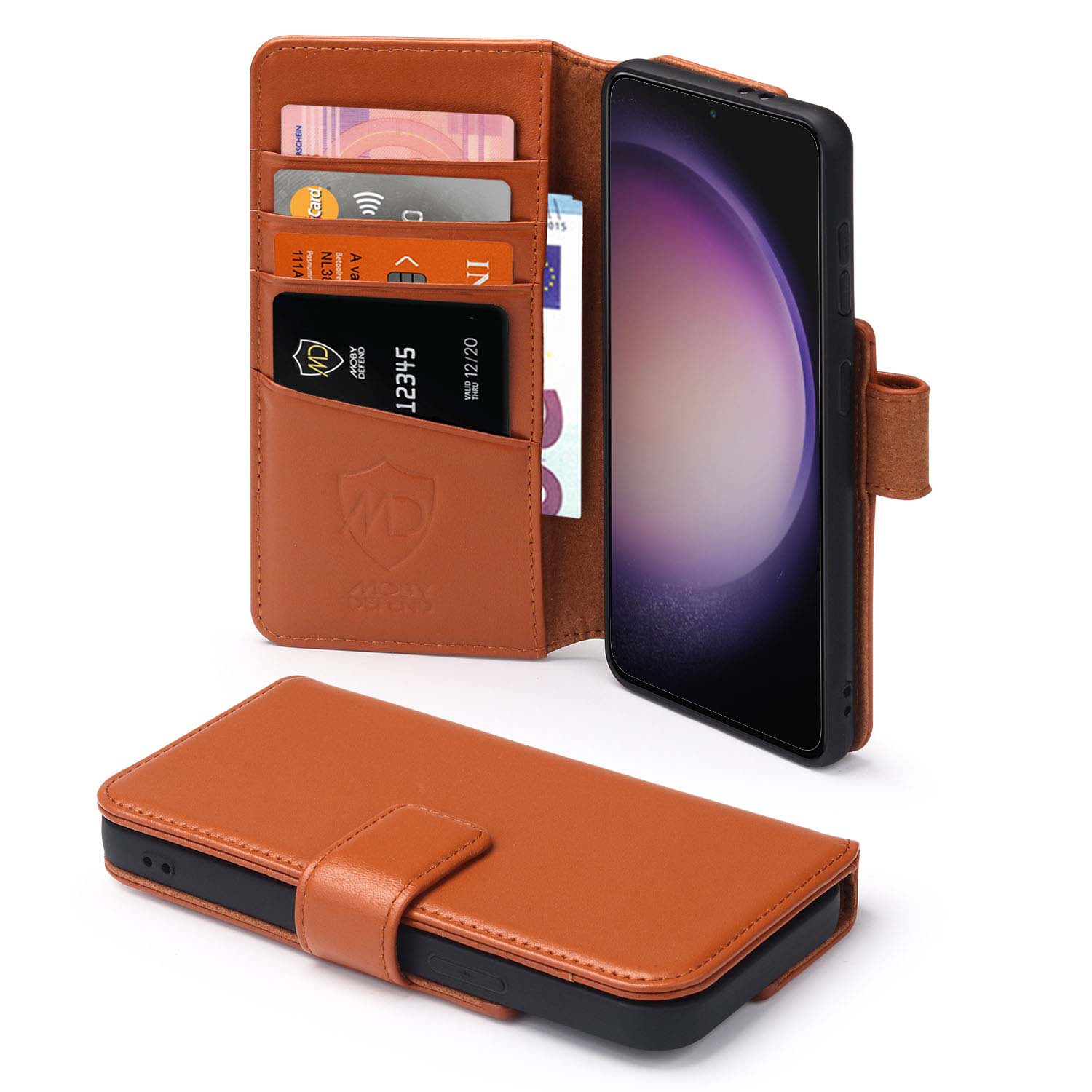 Bruine telefoonhoes met kaartsleuven, kaarten, telefoon op wit.