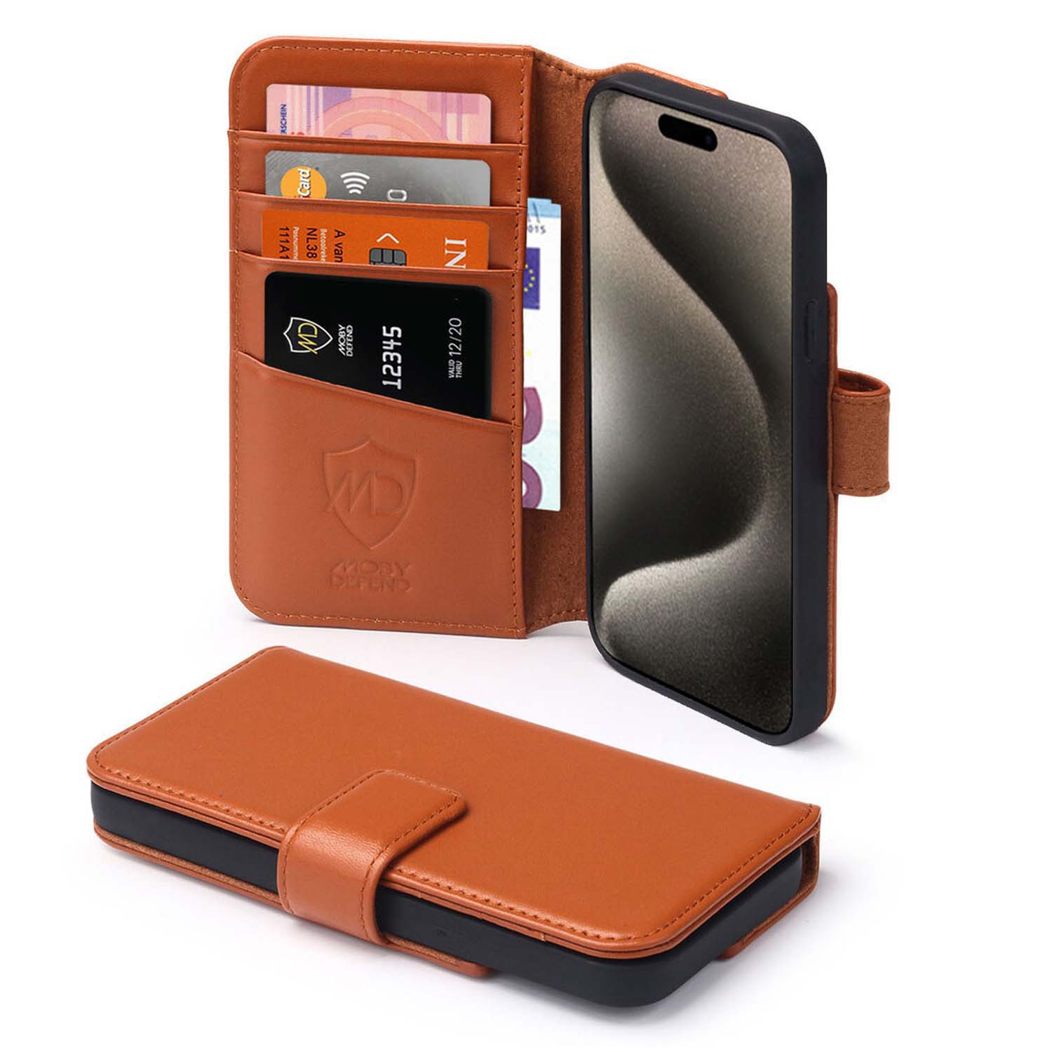 Étui de téléphone marron avec cartes et téléphone. L'étui est ouvert. Le téléphone est noir.
