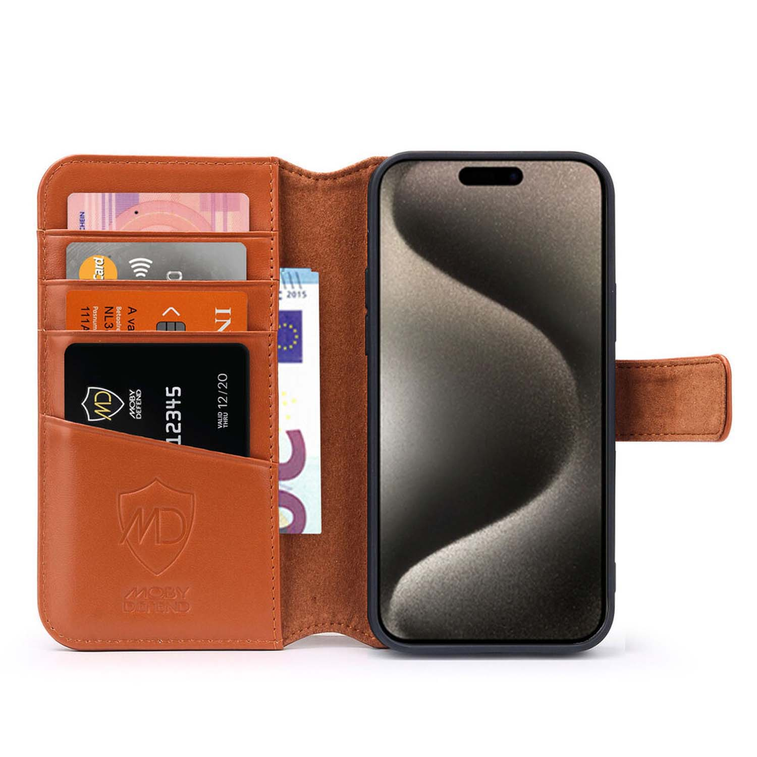 Étui portefeuille marron contenant téléphone, cartes, argent.