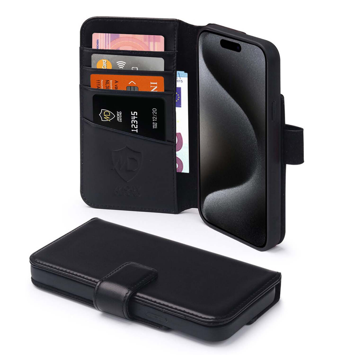 Étui de téléphone noir avec cartes et téléphone à l'intérieur. Fond blanc.