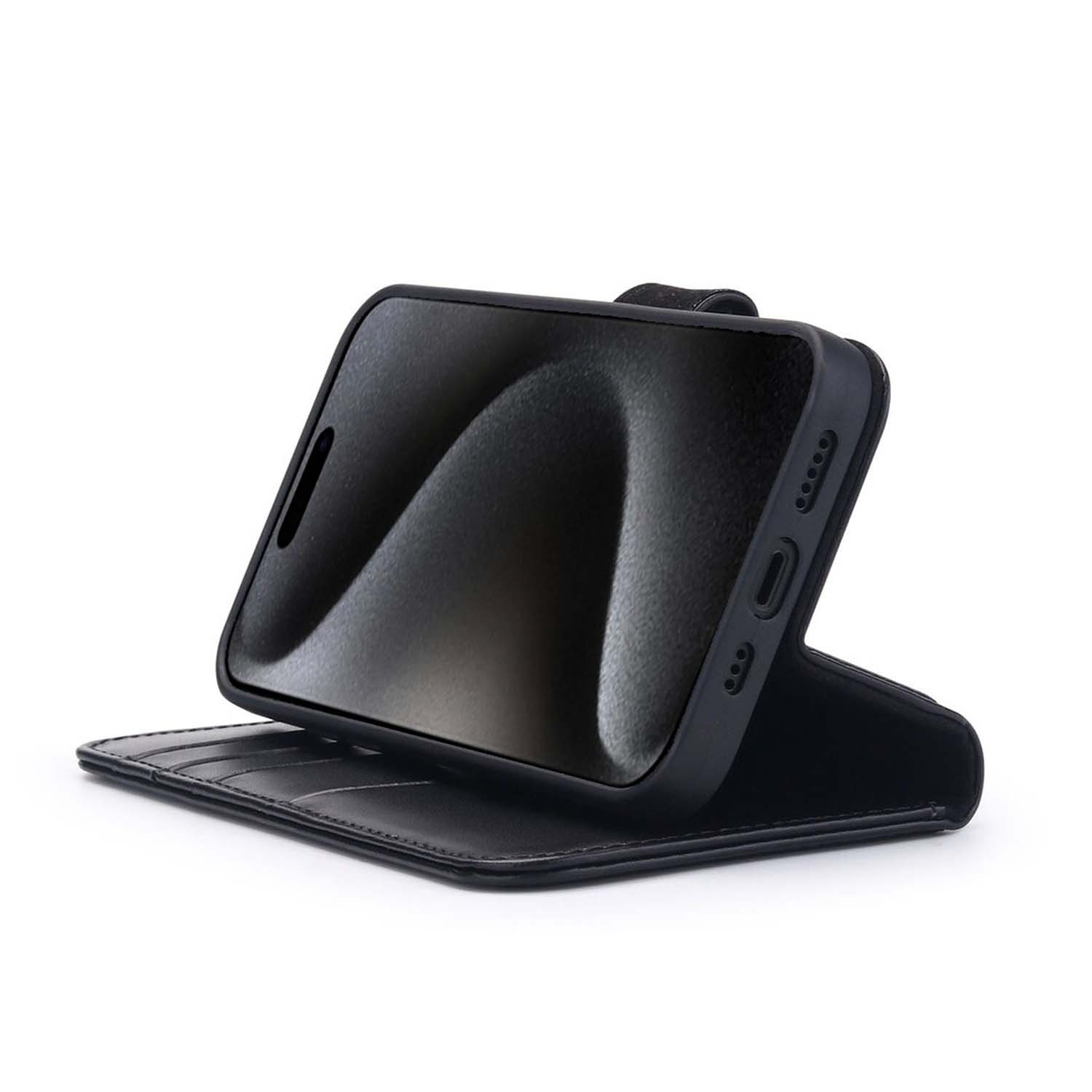 Téléphone noir dans un étui noir. L'étui est ouvert. Le téléphone est incliné.