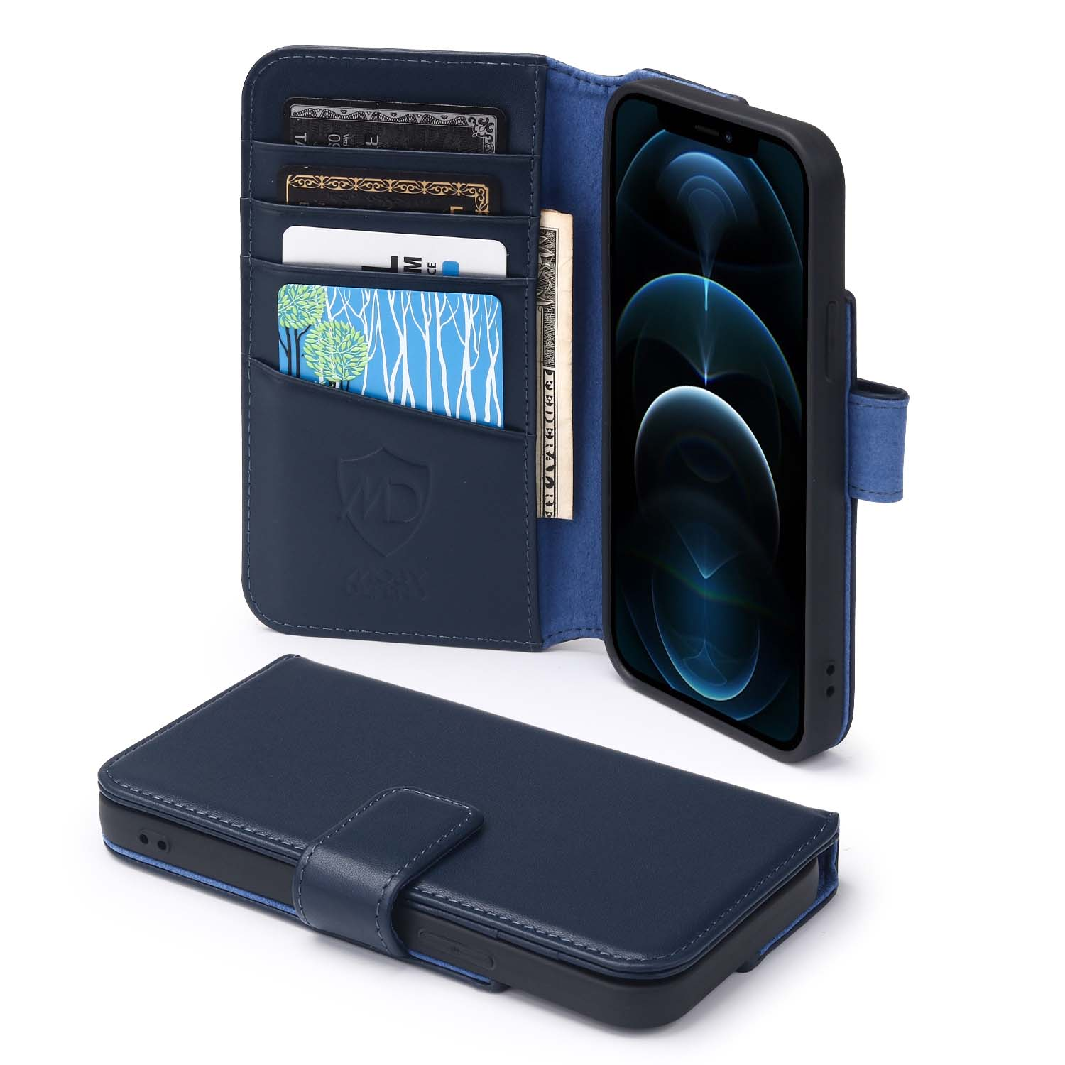Blauwe leren telefoonhoes met kaarten en smartphone.