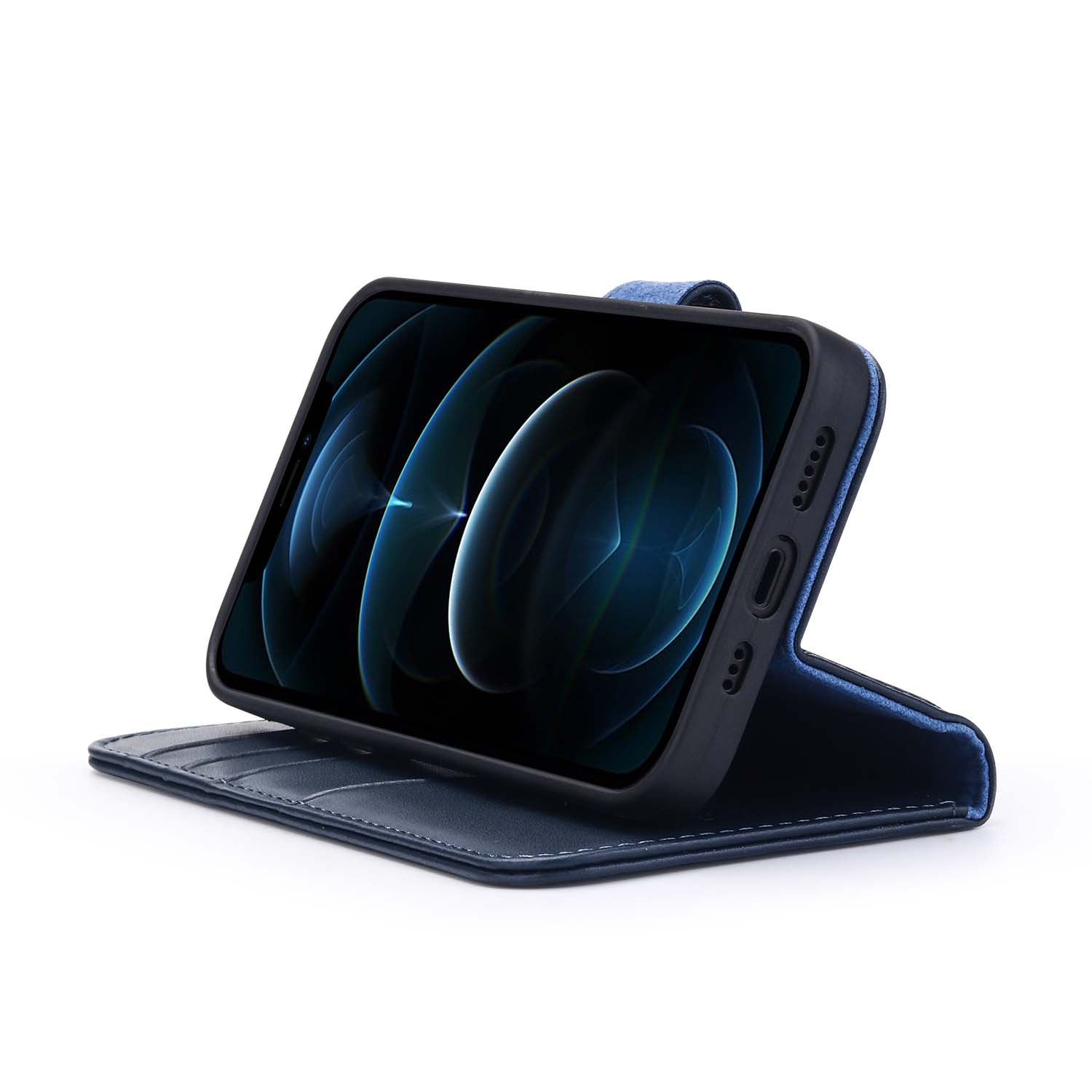 Blauwe telefoonhoes met telefoon erop. Witte achtergrond.