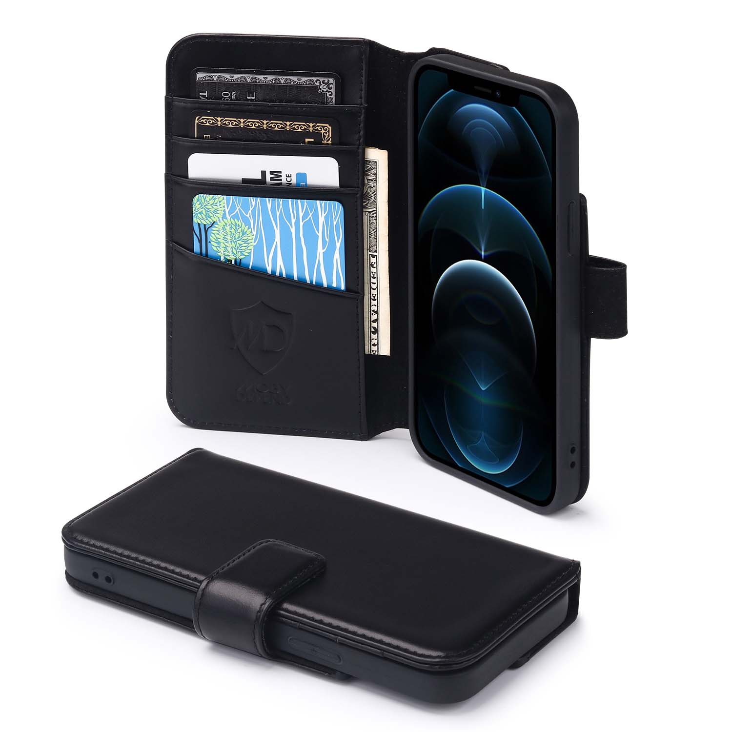 Zwarte telefoonhoes met kaarten en telefoon erin. Witte achtergrond.