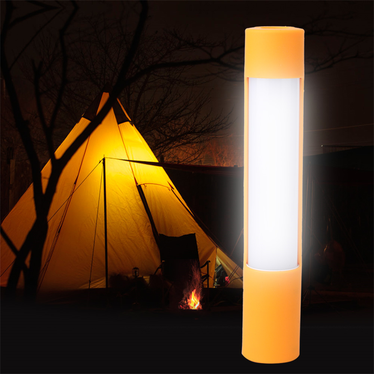Eine orangefarbene Campinglampe beleuchtet ein Zelt in einer dunklen Nacht. Ein kleines Feuer ist im Vordergrund.